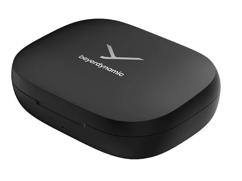 Czarny, zamknięty futerał na słuchawki Beyerdynamic. Futerał jest prostokątny z zaokrąglonymi krawędziami. Logo i nazwa marki są widoczne na górze.