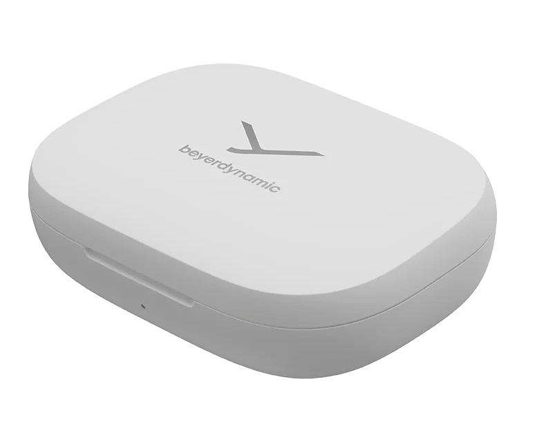 Białe, zaokrąglone prostokątne etui z napisem 'beyerdynamic' i logo. Wygląda na etui ładujące do słuchawek.