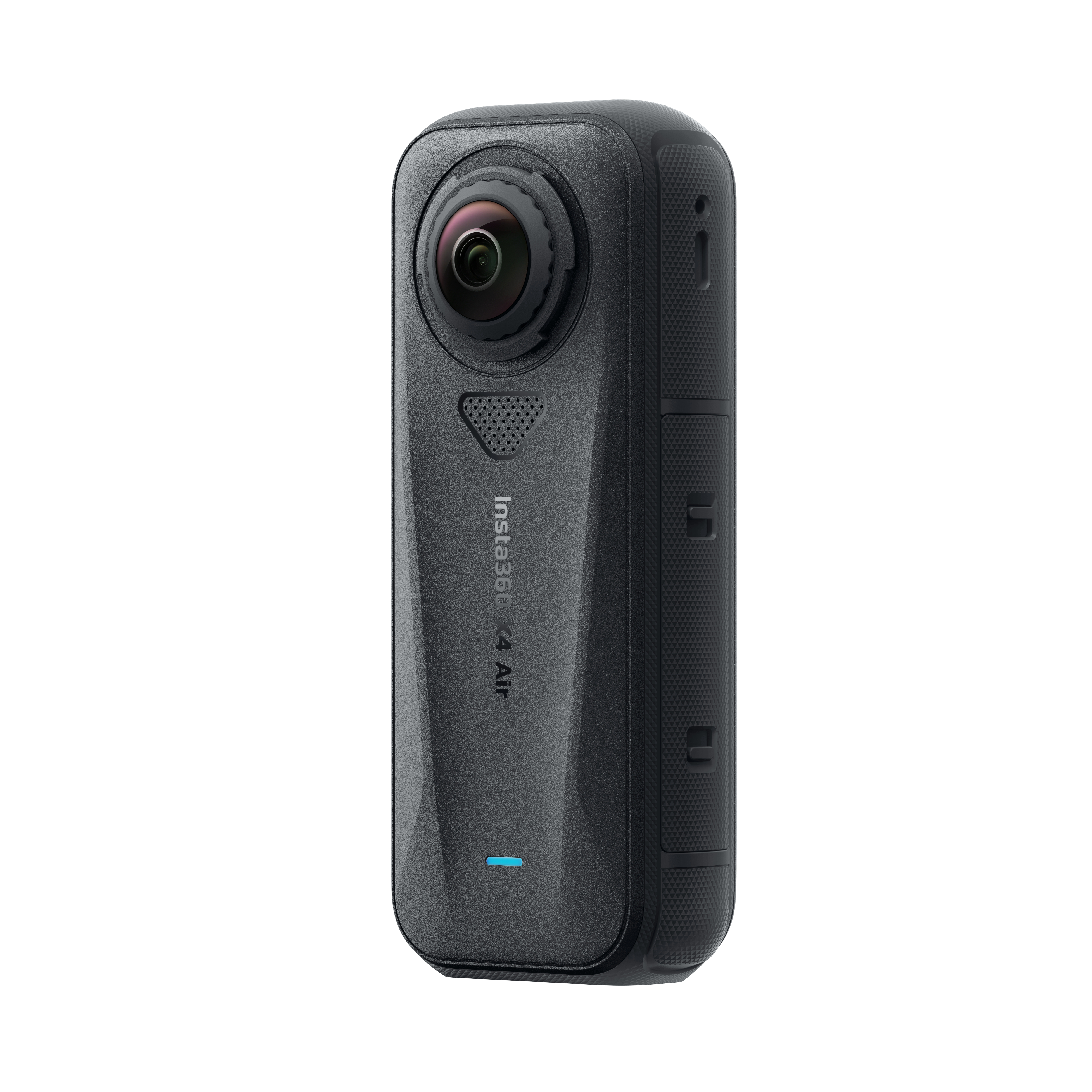 Eine schwarze Insta360 X4 Air Kamera vor weißem Hintergrund. Sie hat ein Objektiv, einen Lautsprecher und ein blaues Licht.