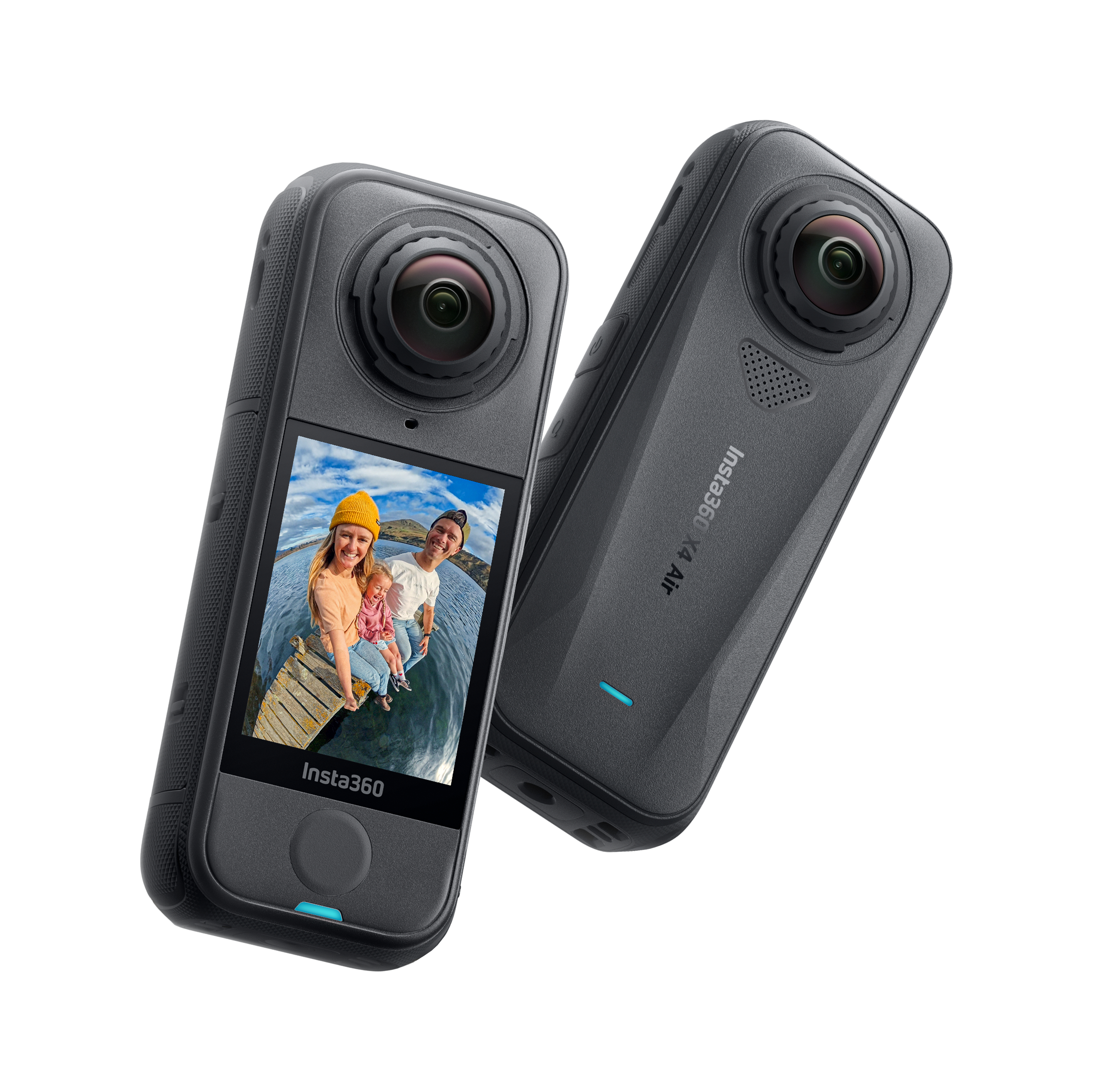 Zwei schwarze Insta360 X4 Air Kameras. Eine zeigt eine Familie auf einem Steg. Die andere hat das Logo und ein blaues Licht.