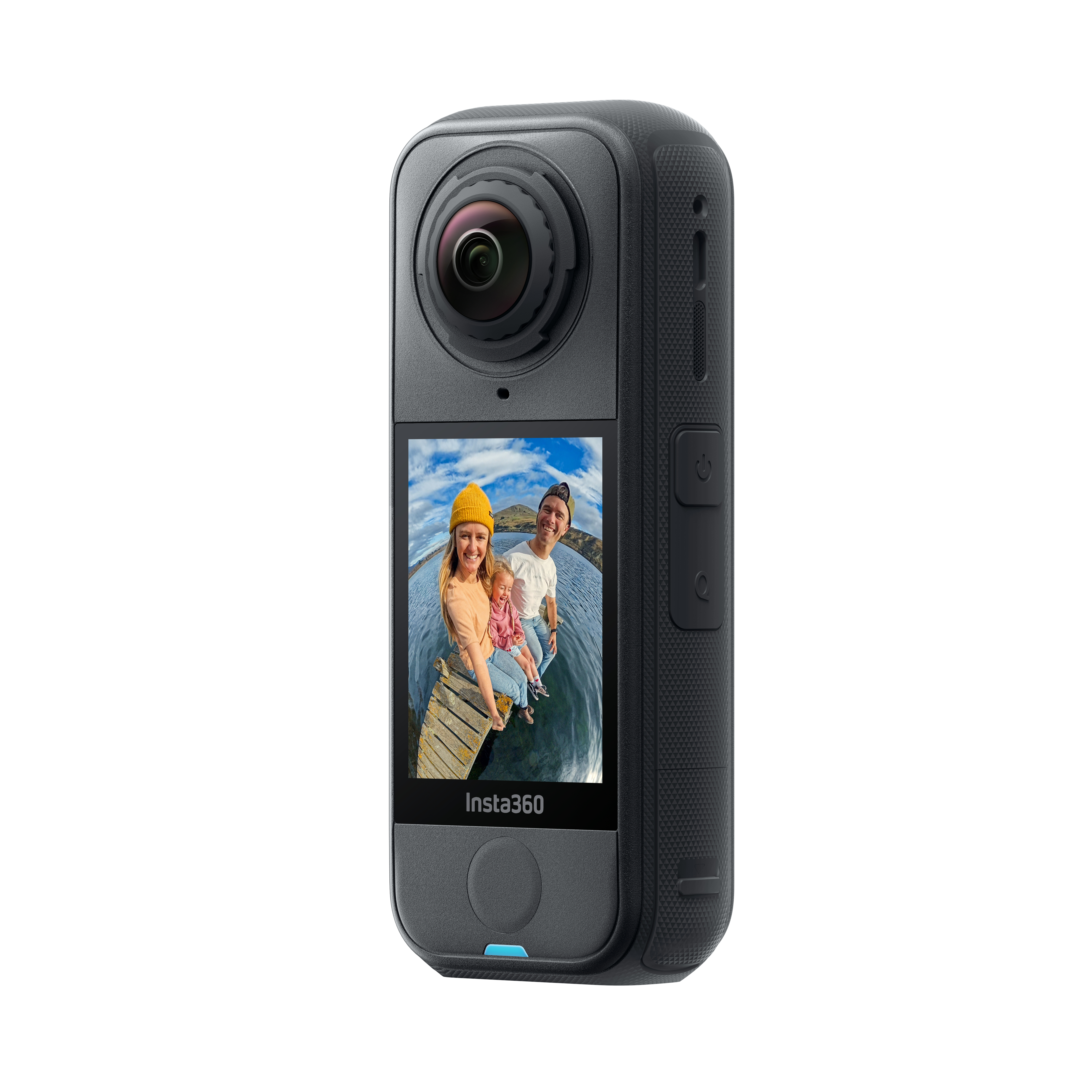 Eine schwarze Insta360-Kamera, die eine Familie auf einem Dock zeigt. Die Kamera hat zwei Objektive und einen kleinen Bildschirm.
