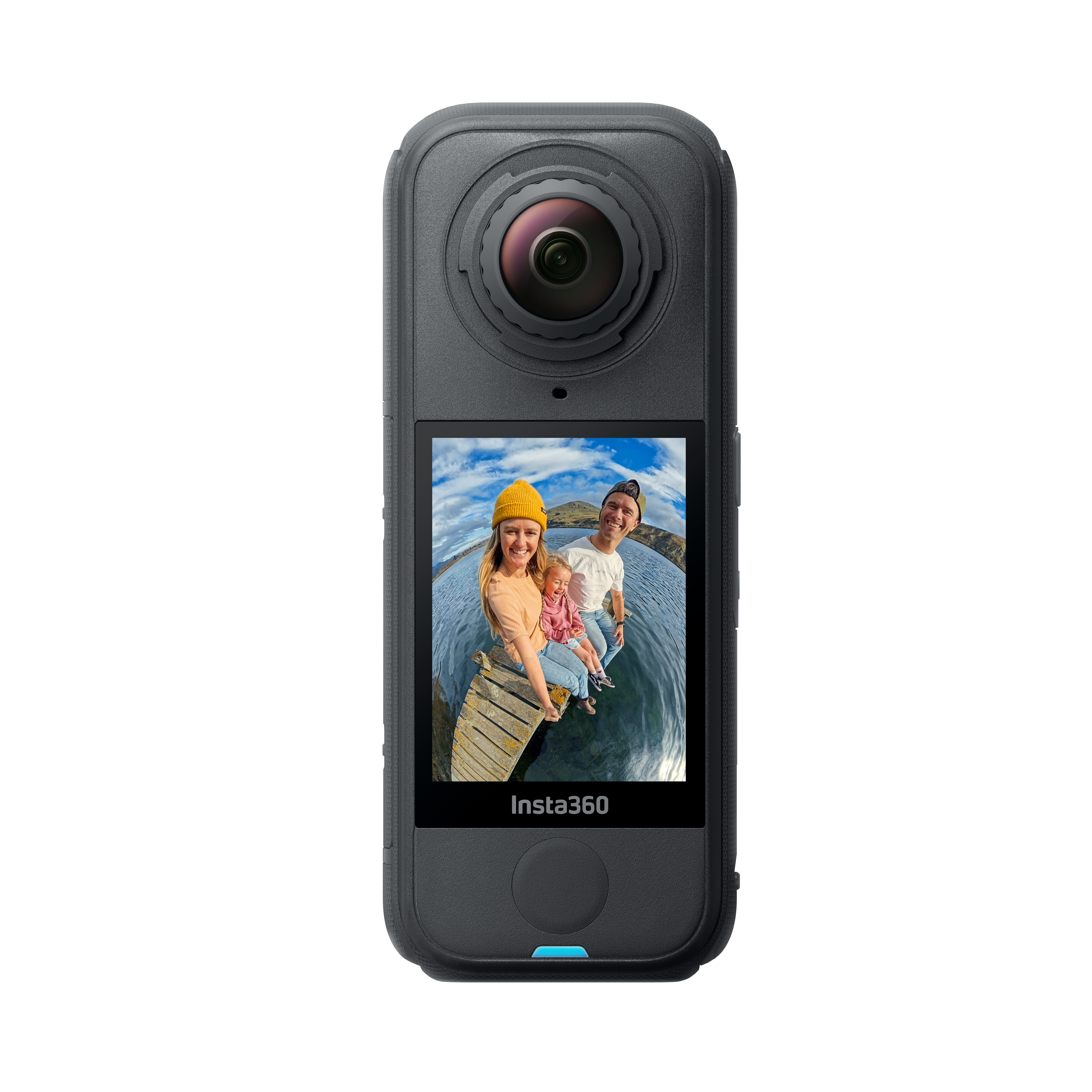 Schwarze Insta360-Kamera. Der Bildschirm zeigt eine Familie auf einem Steg. Oben ist ein Objektiv.