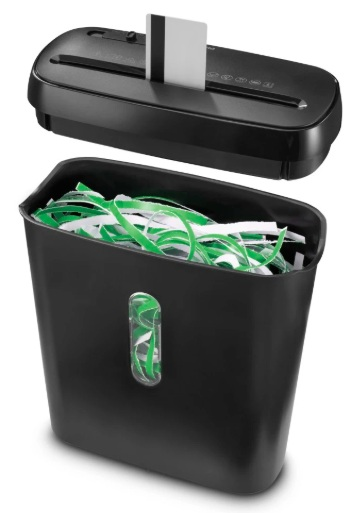 Czarna niszczarka do papieru z wkładaną kartą kredytową. Pocięty zielono-biały papier wypełnia pojemnik.