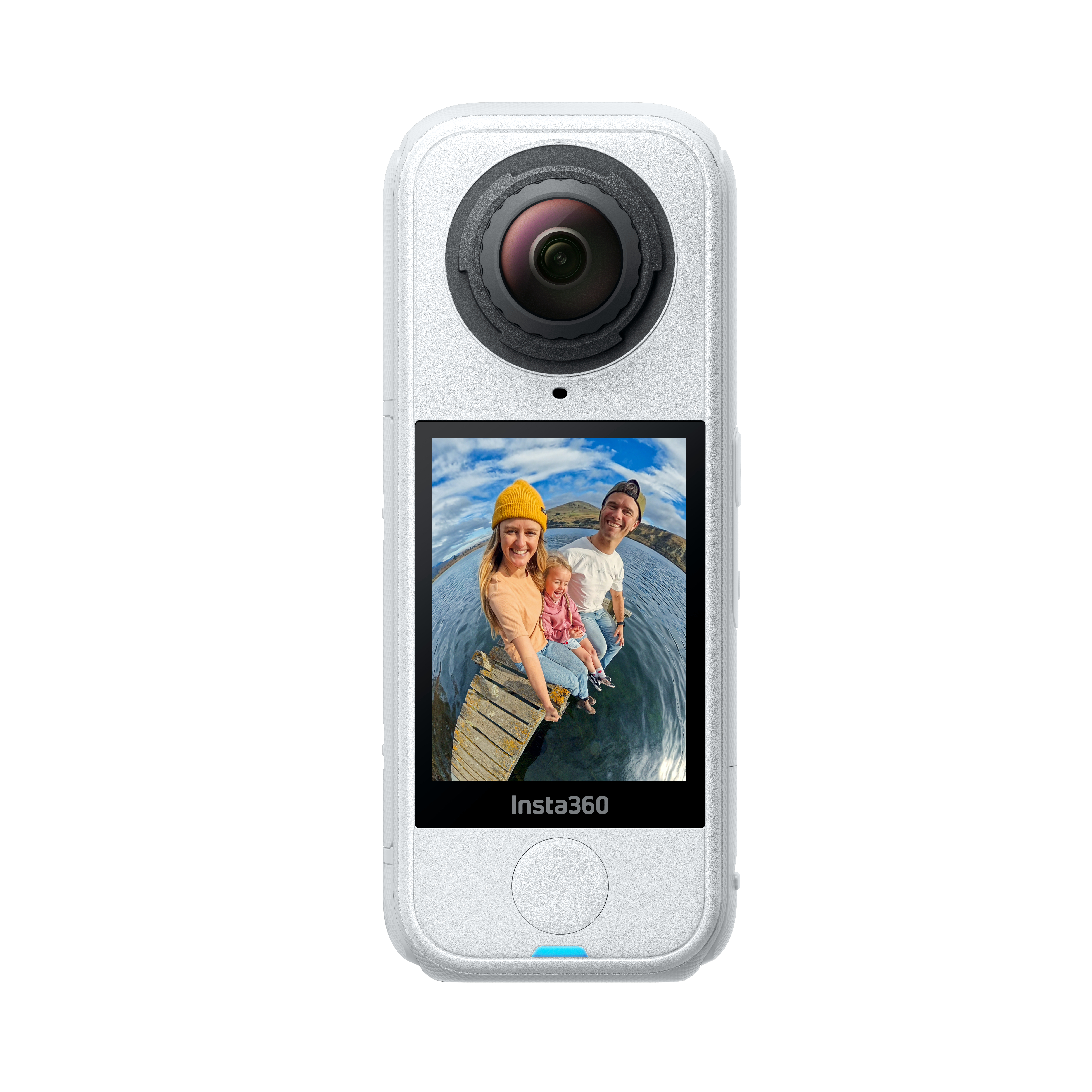 Weiße Insta360-Kamera, die eine Familie auf einem Pier zeigt. Die Kamera hat ein Objektiv und einen Bildschirm.