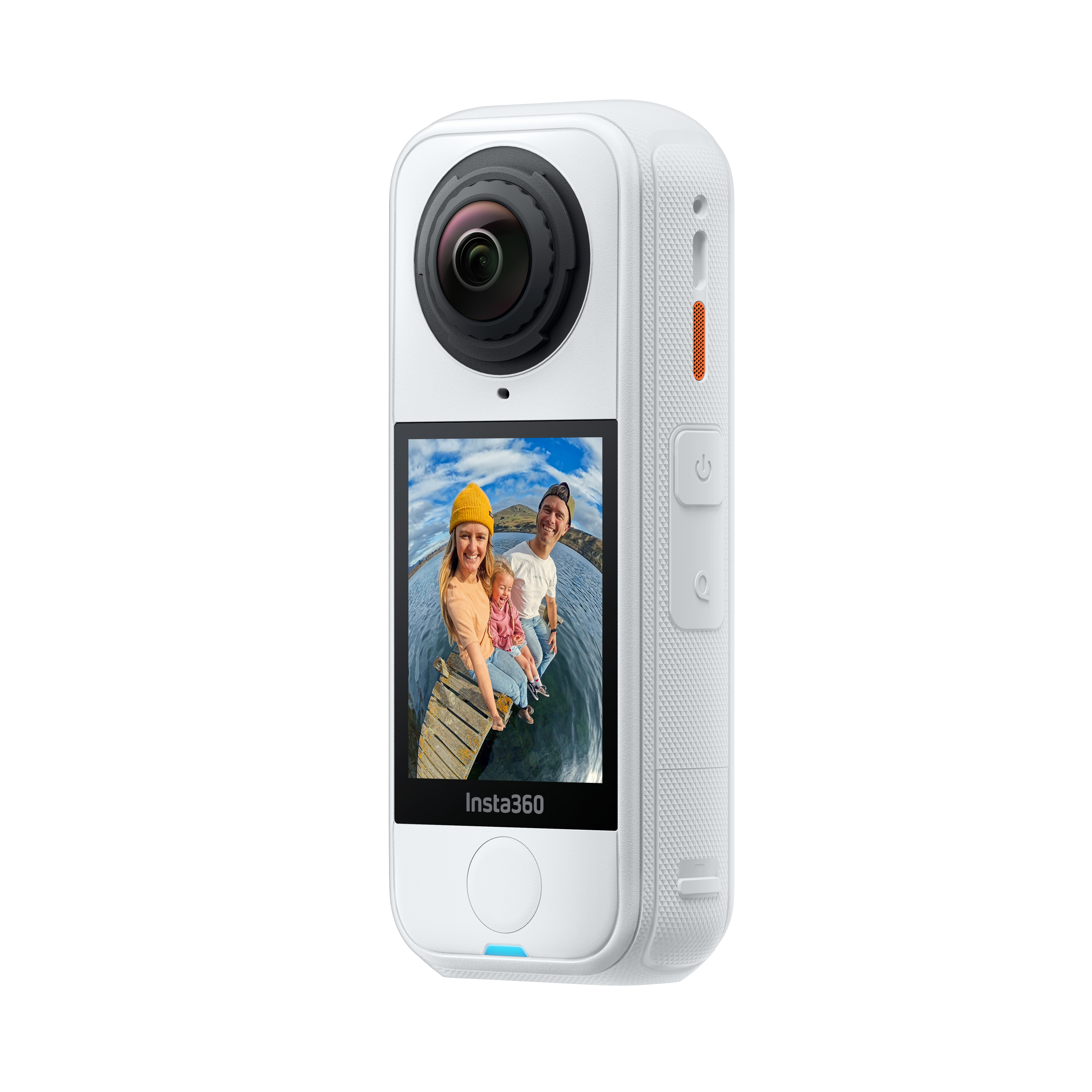 Weiße Insta360-Kamera. Display zeigt eine Familie auf einem Steg. Objektiv ist schwarz. Power- und Funktionstasten an der Seite.