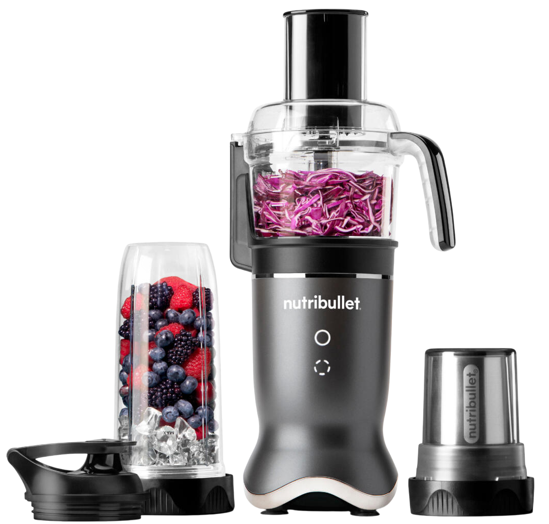 Ein Nutribullet-Blender mit verschiedenen Komponenten, darunter ein Becher mit Beeren und Eis sowie gehacktem Rotkohl.