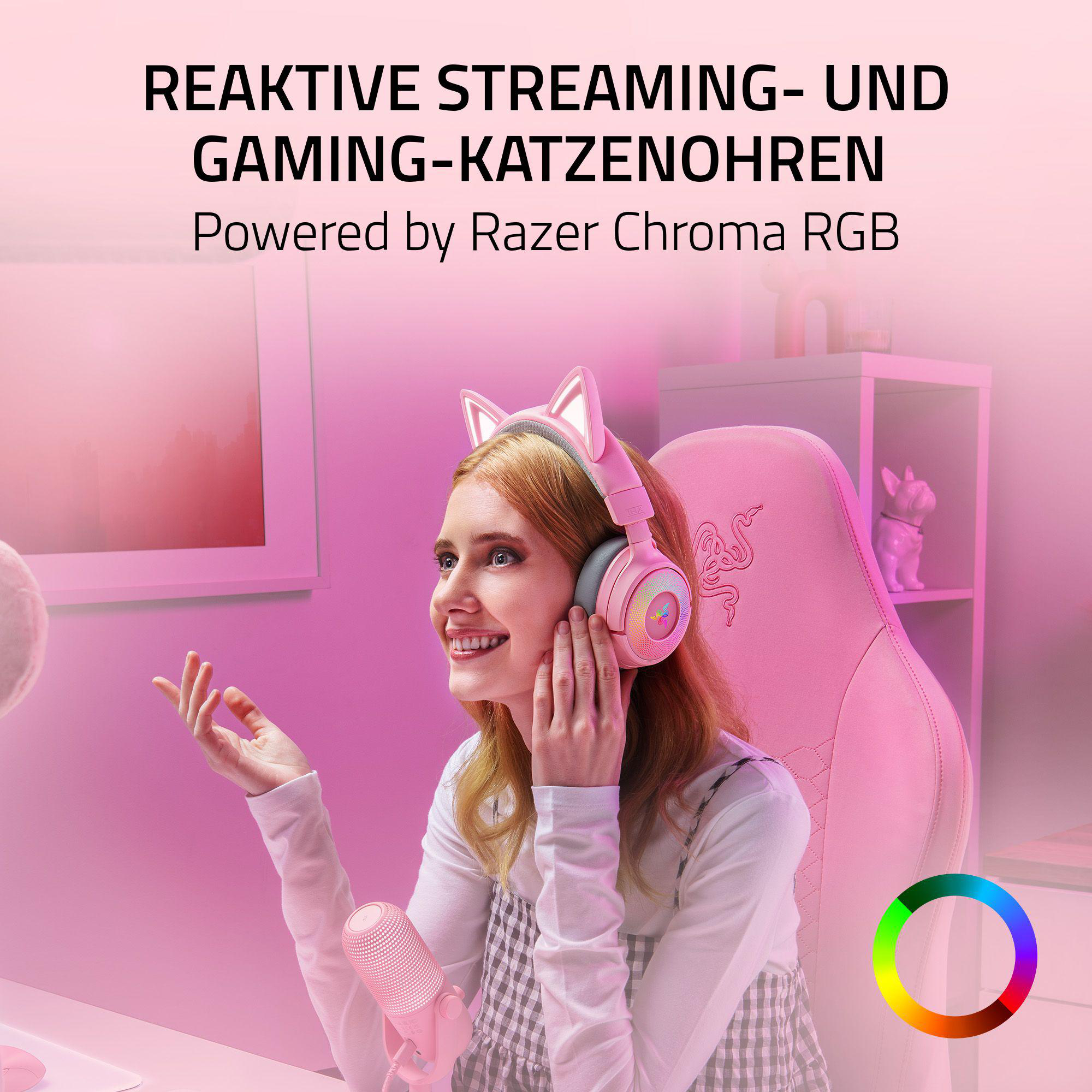 Frau mit pinkfarbenen Katzenohrhörern lächelt. Pinker Stuhl, Mikrofon und ein Farbrad sind im Bild.