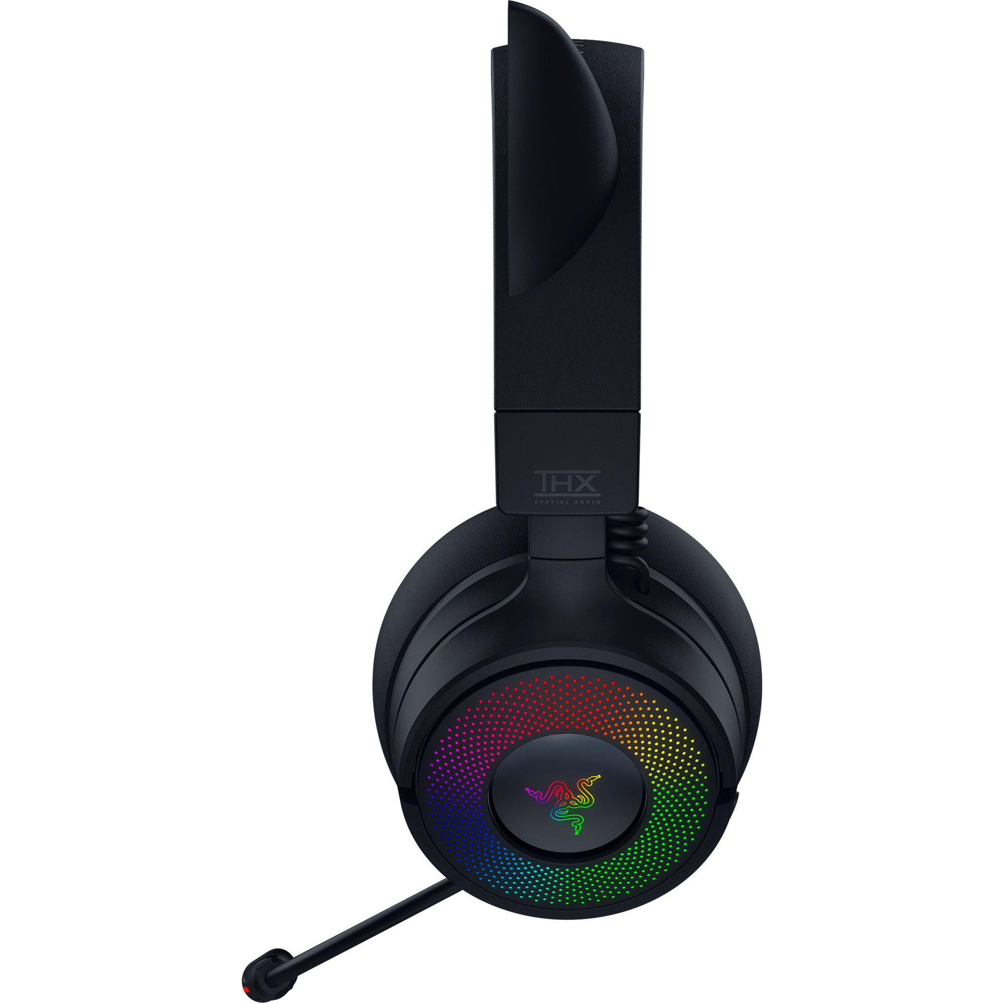Schwarzes Razer-Gaming-Headset mit Regenbogen-LED-Ohrmuschelbeleuchtung und angeschlossenem Mikrofon auf weißem Hintergrund.