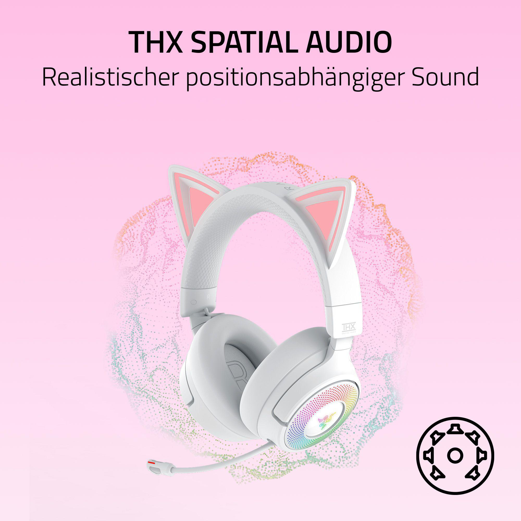 Weiße Kopfhörer mit Katzenohren und rosa Akzenten, Mikrofon und Regenbogenlogo auf pinkem Hintergrund. Text: THX Spatial Audio.