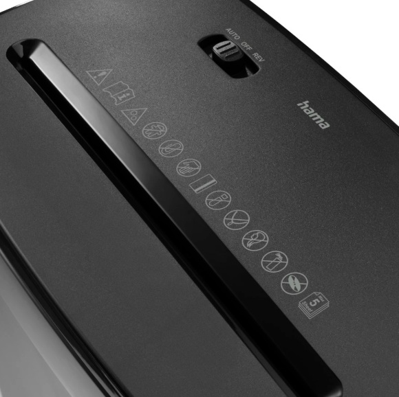 Zbliżenie czarnej niszczarki do papieru. Zawiera przełącznik sterowania, symbole ostrzegawcze i markę 'hama'. Widok z góry.