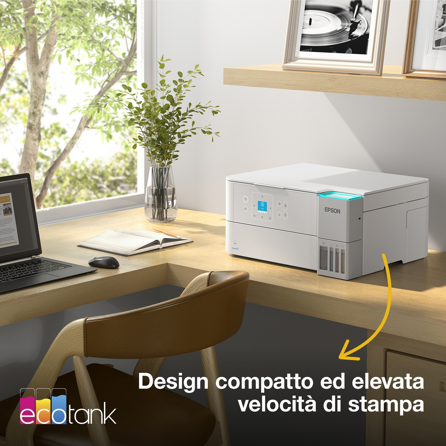 Una stampante Epson bianca è su una scrivania in legno con un laptop, sedia e pianta. Il testo recita 'Design compatto ed elevata velocità di stampa'.