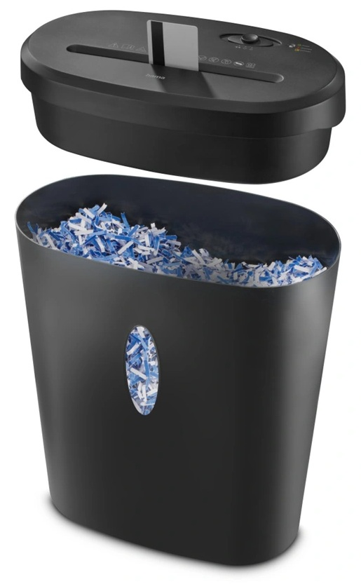 Czarna niszczarka do papieru z niszczoną kartą kredytową. Pojemnik jest pełny pociętego niebiesko-białego papieru.