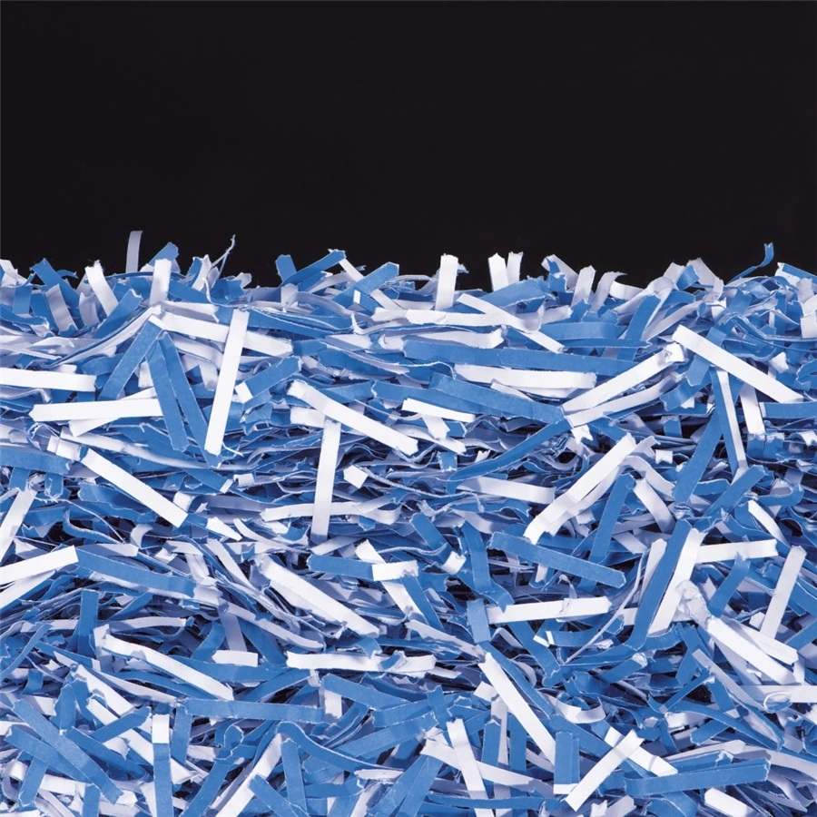 Zbliżenie na pocięty papier. Niebieskie i białe paski wypełniają ramkę, z czarnym tłem u góry. Fragmenty papieru są rozrzucone.