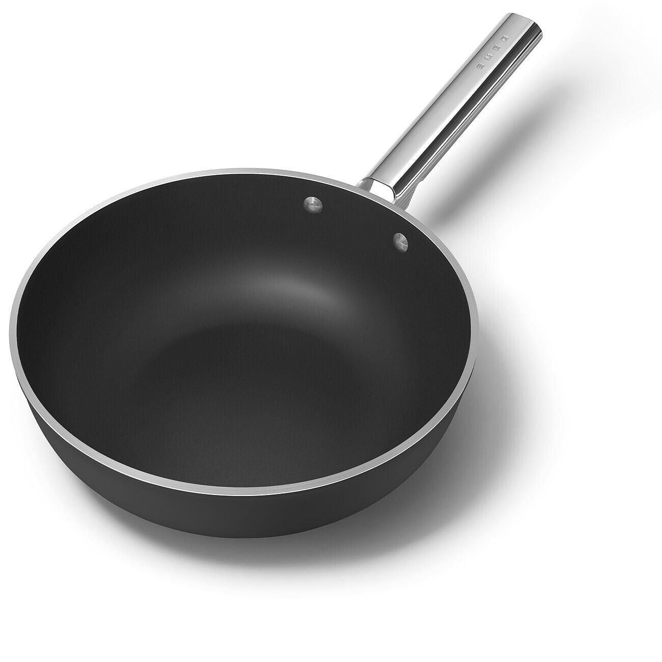 Eine schwarze Bratpfanne mit silbernem Griff auf weißem Untergrund. Die Pfanne hat einen silbernen Rand und ein dunkles Innere. Der Griff ist graviert.