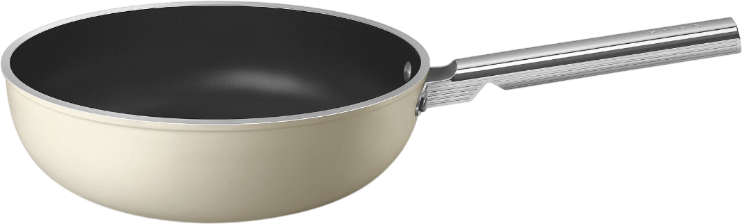 Eine beige Kochpfanne mit schwarzem Innenraum und silbernem Griff, isoliert auf schwarzem Hintergrund.