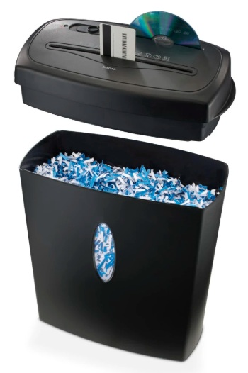 Czarna niszczarka do papieru z płytą CD i kartą kredytową na górze. Dolny pojemnik jest wypełniony pociętym papierem.