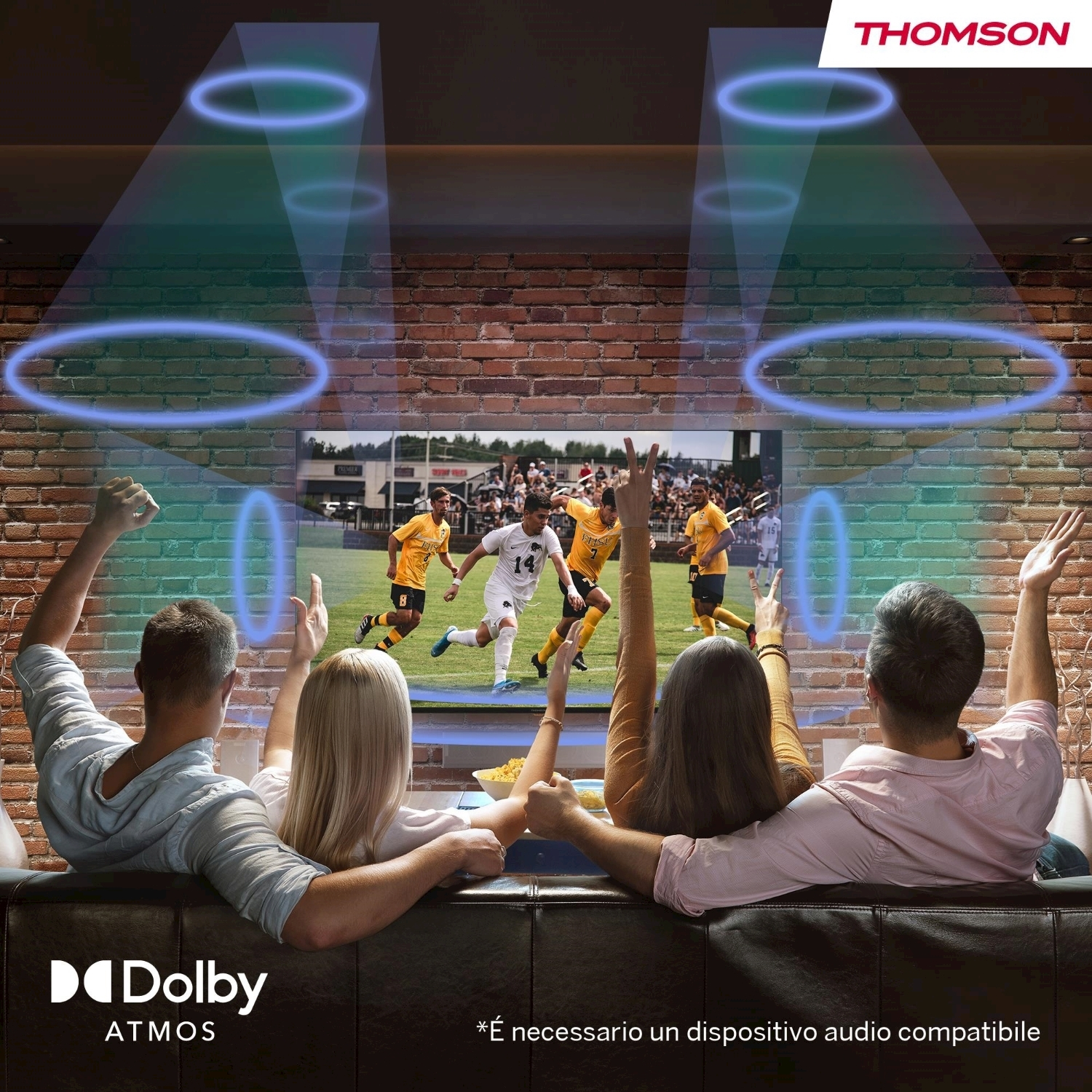 Persone guardano una partita di calcio in TV. Sono su un divano. La TV ha onde sonore. Logo Thomson in alto a destra.