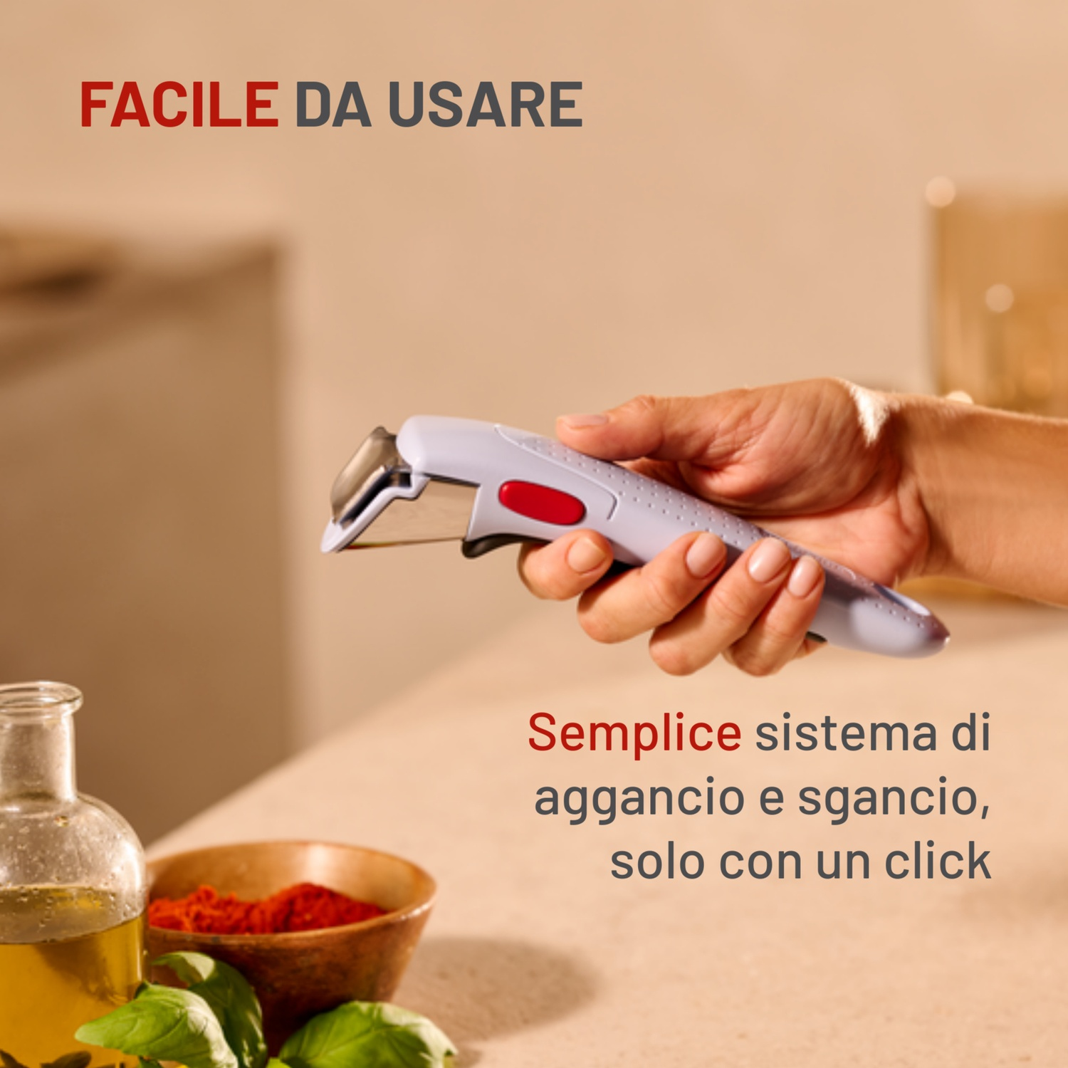 Una mano tiene in mano un utensile da cucina grigio e rosso. In primo piano olio, spezie e basilico. Testo: 'Facile da usare'.