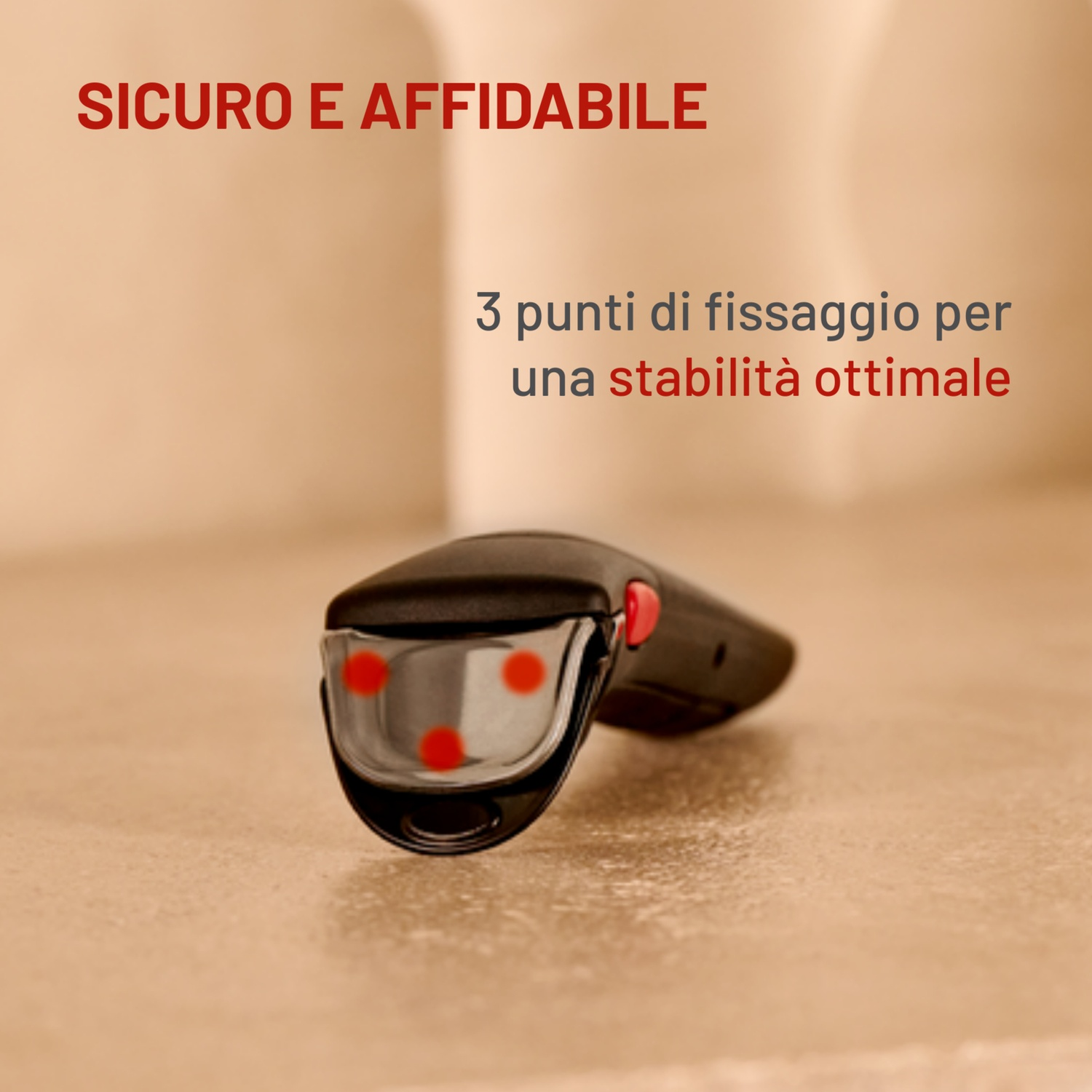Un dispositivo nero con dettagli rossi, tre punti rossi e testo in italiano: 'Sicuro e affidabile' e '3 punti di fissaggio'.
