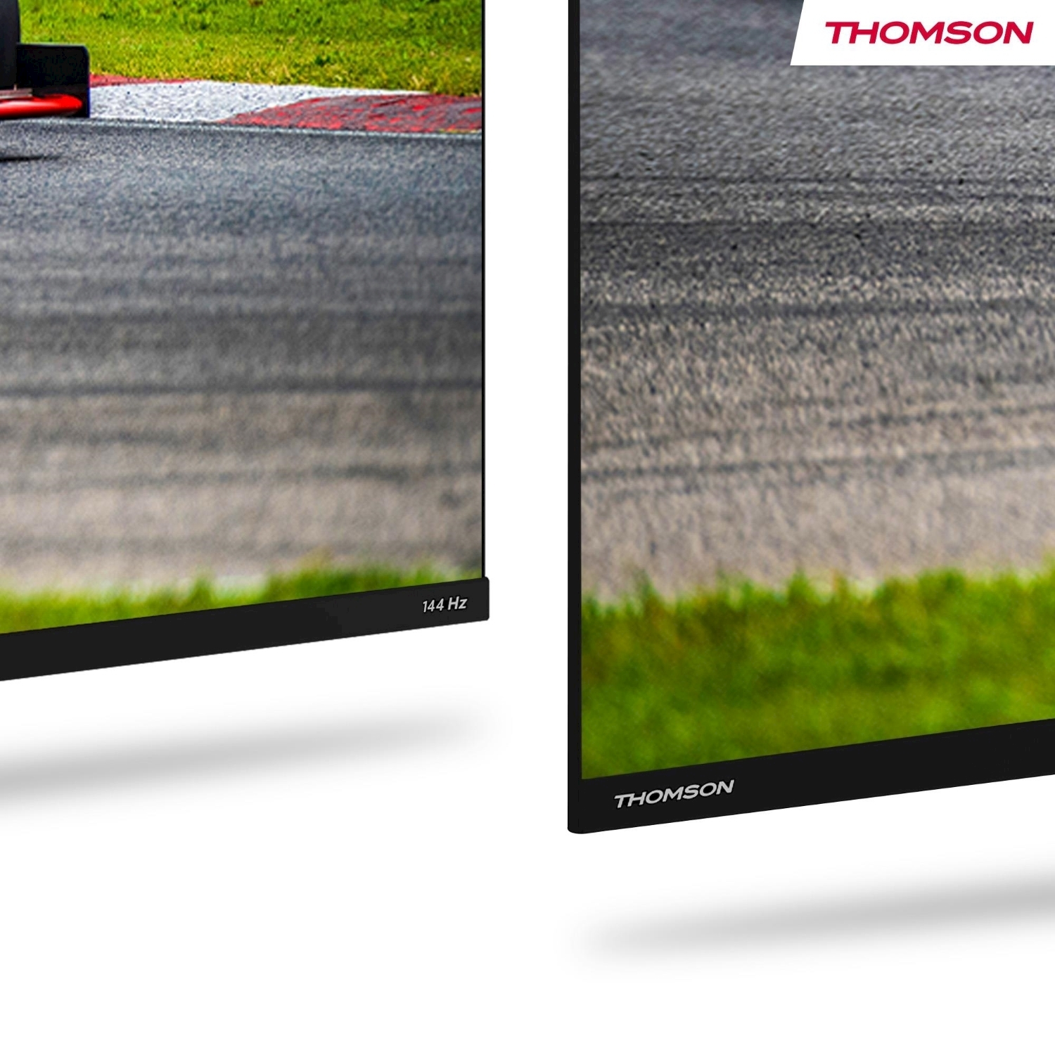 Due monitor mostrano un circuito. Uno mostra il bordo della pista con linee rosse e bianche, l'altro ha un logo Thomson.