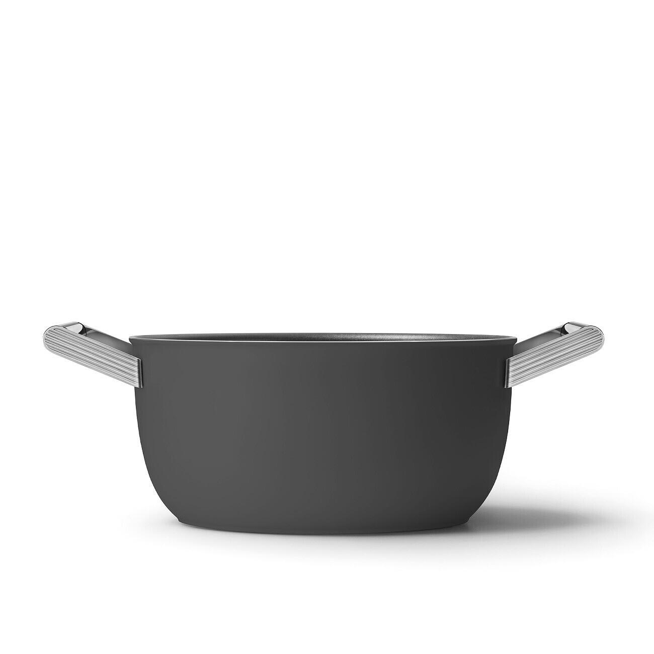 Ein dunkelgrauer Kochtopf mit silbernen Griffen. Der Topf steht auf einer weißen Oberfläche mit weißem Hintergrund.
