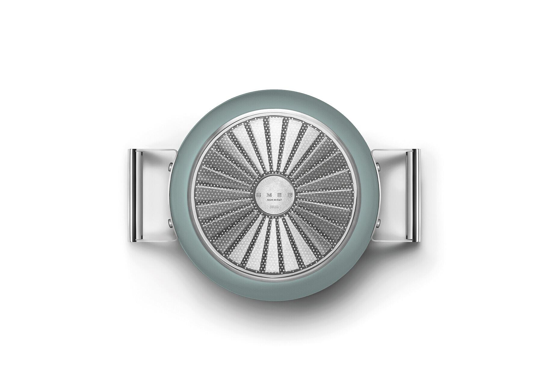Draufsicht auf eine türkis-farbene Pfanne mit silbernen Griffen. Der Boden hat eine strukturierte, metallische Oberfläche mit dem SMEG-Logo.