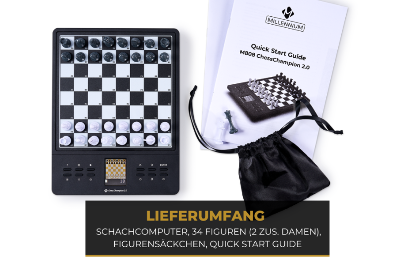 Ein Schachset mit schwarzen und weißen Figuren, einem kleinen Schachbrett, einer Schnellstartanleitung und einer schwarzen Tasche auf weißer Oberfläche.