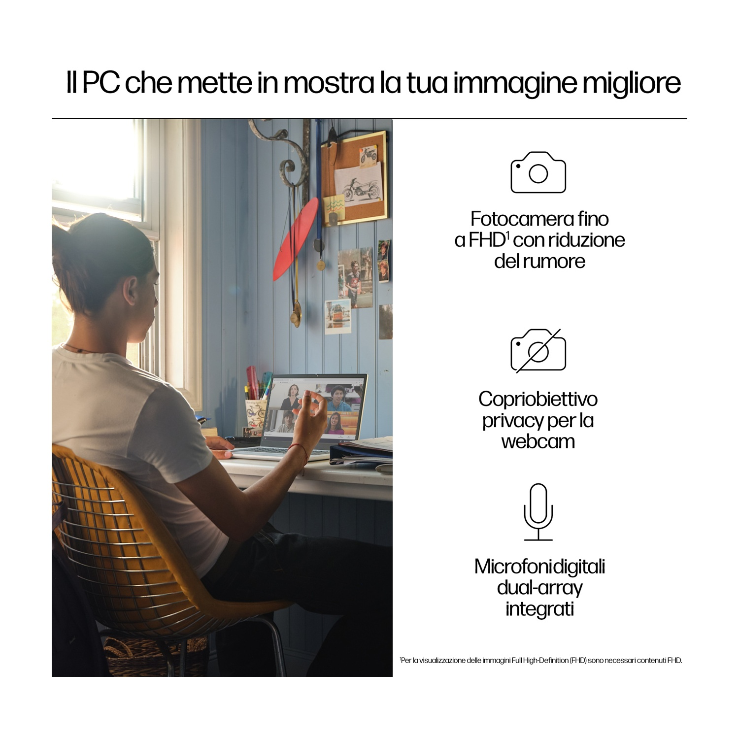 Una persona partecipa a una videochiamata su un laptop. La scena include una scrivania, una finestra e testo sulle funzionalità di fotocamera, webcam e microfono.