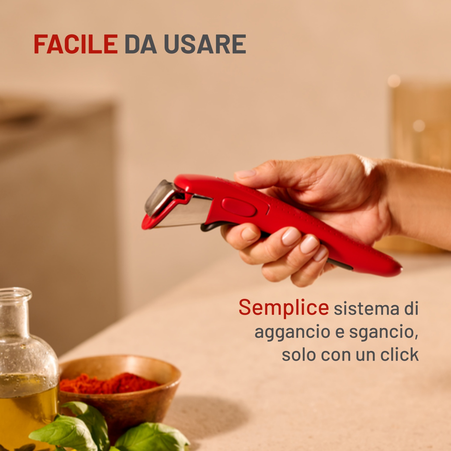 Una mano tiene un utensile da cucina rosso. In primo piano, olio d'oliva, basilico e paprika. Il testo dice 'Facile da usare'.