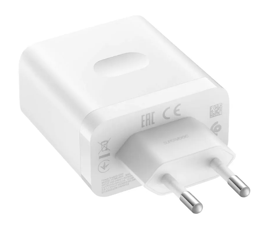 Biała ładowarka do telefonu z wtyczką dwupinową. Ma prostokątny korpus z zaokrąglonymi krawędziami i oznaczeniami. Wtyczka jest srebrna.