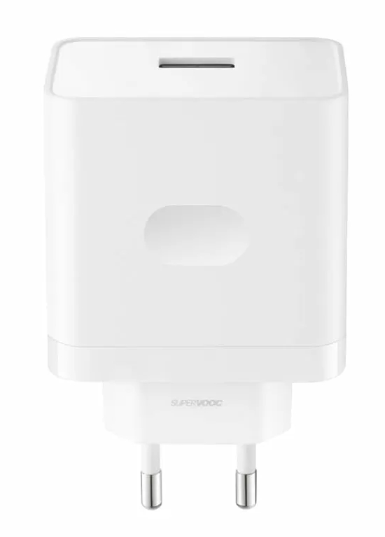 Biała ładowarka SuperVOOC. Ma prostokątny korpus z gniazdem u góry i dwoma bolcami na dole. Widoczne logo SuperVOOC.