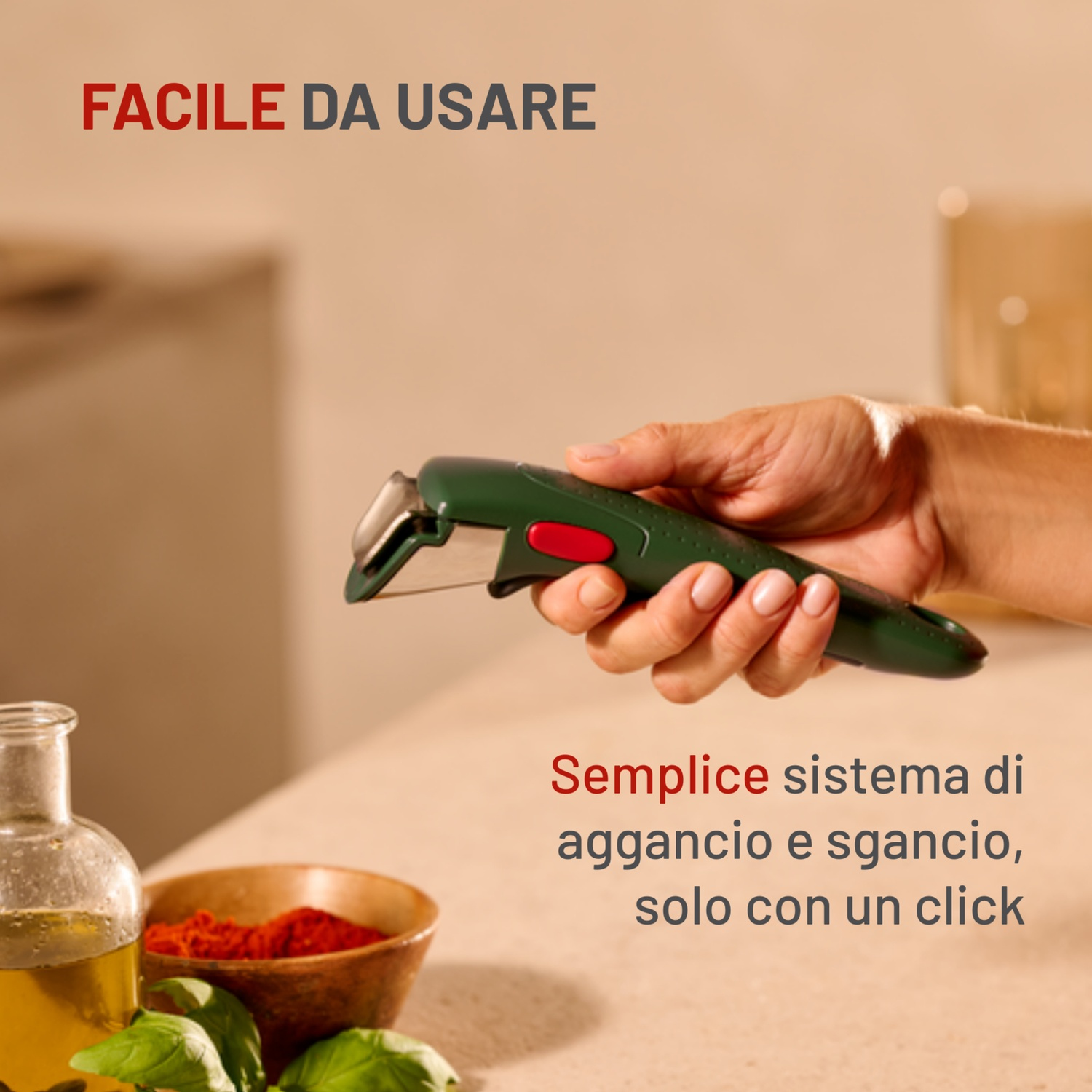 Una mano tiene in mano un utensile da cucina verde e rosso. In primo piano olio d'oliva, spezie e basilico. Testo: 'Facile da usare'.
