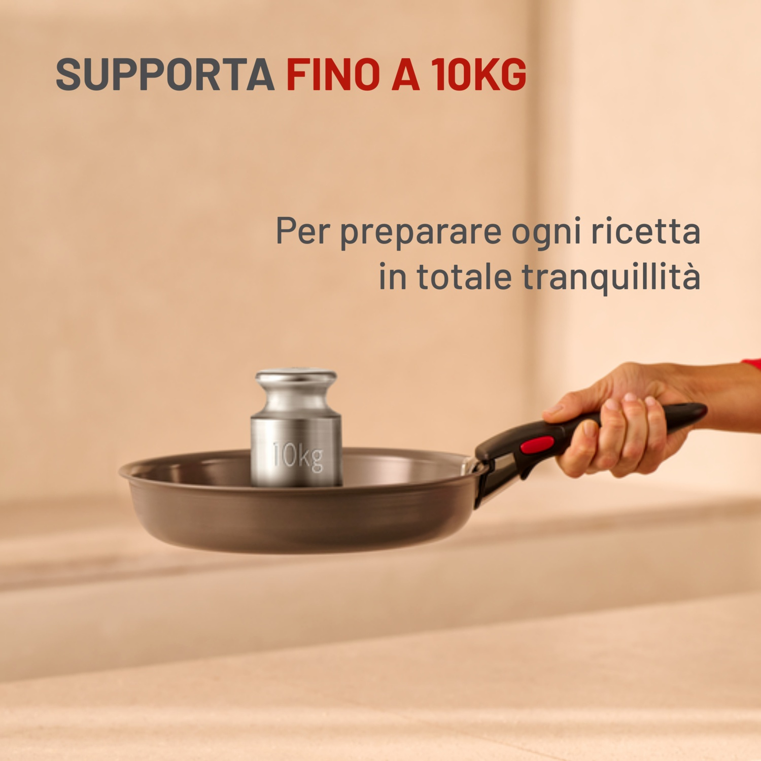 Una padella regge un peso di 10 kg. Una mano tiene il manico della padella. Il testo dice 'Supporta fino a 10 kg' e 'Prepara ogni ricetta con tranquillità'.