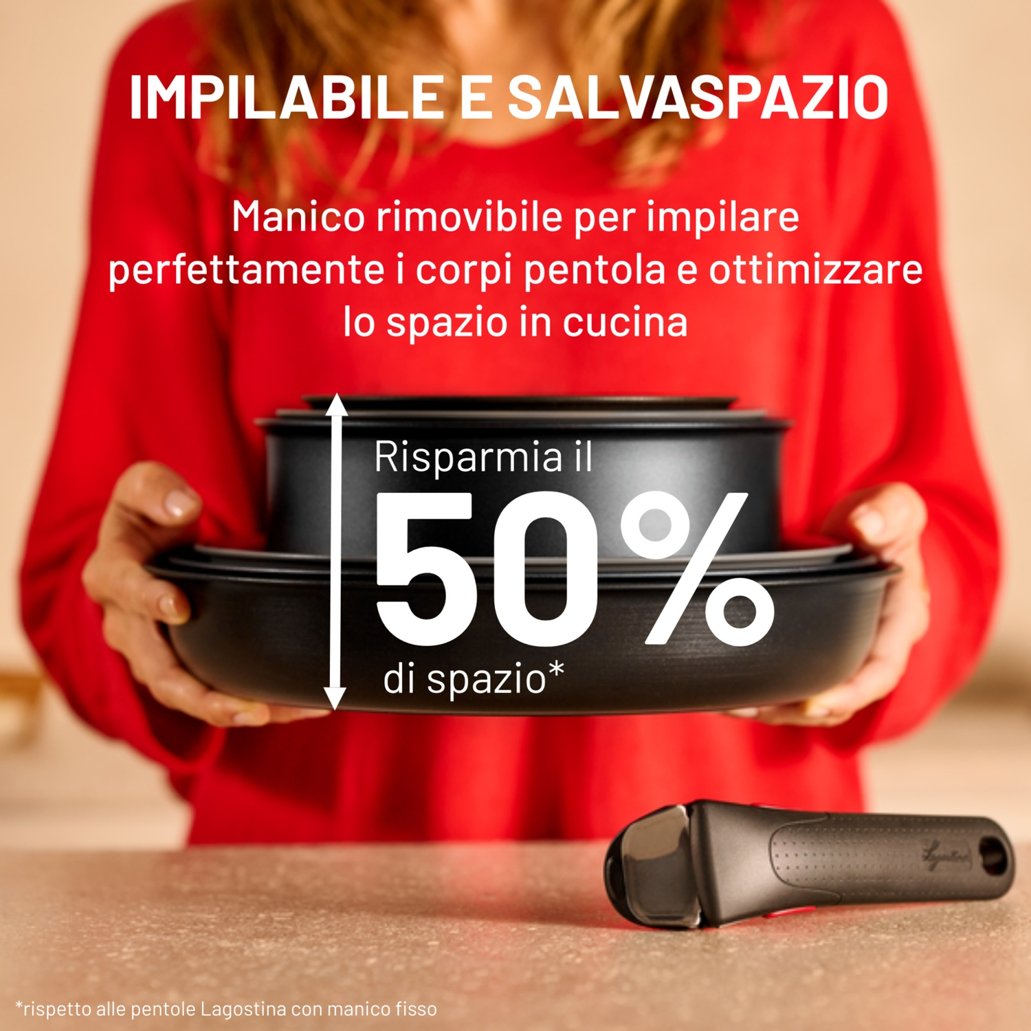 Una donna tiene in mano padelle nere impilate. Il testo dice 'Risparmia il 50% di spazio'. Un manico rimovibile è in basso a destra.