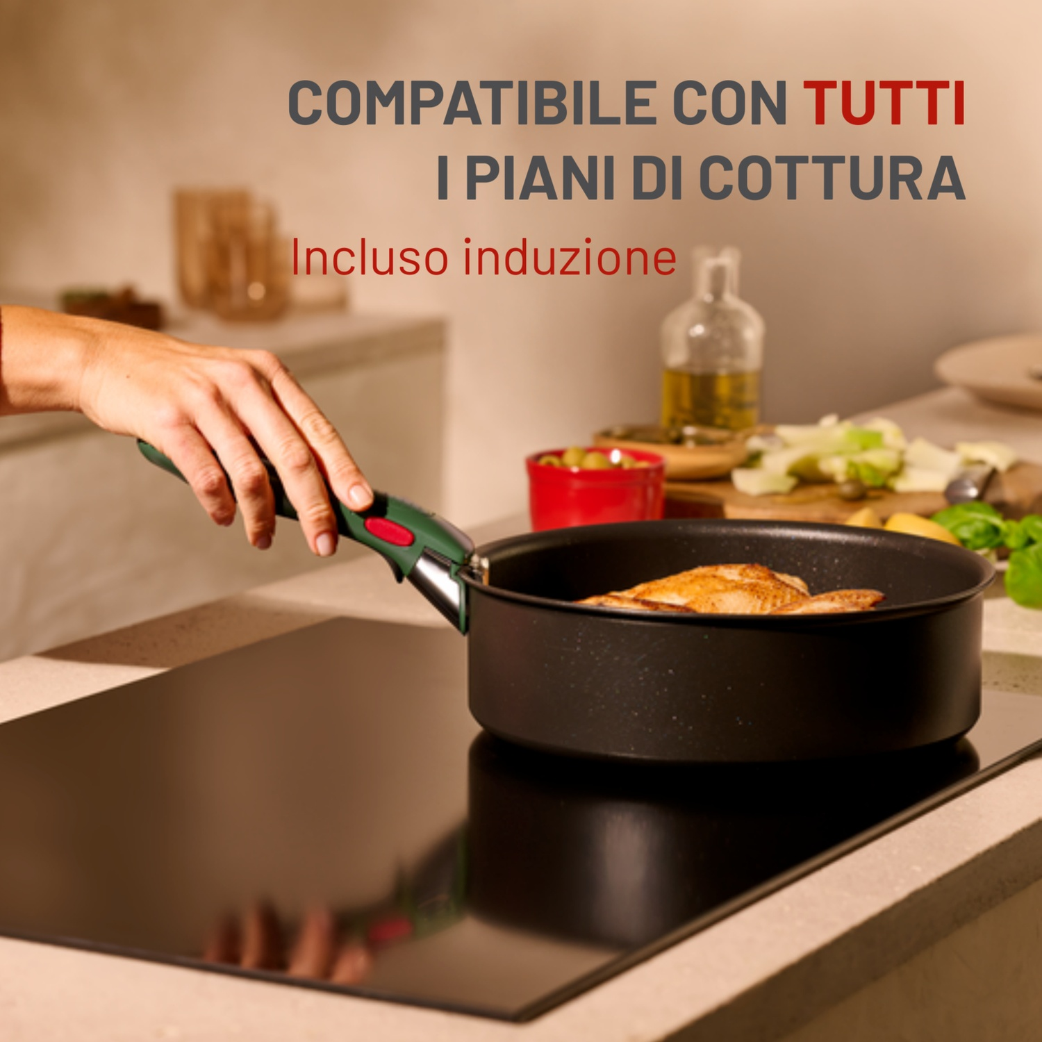 Una mano tiene una padella con cibo su un fornello nero. Il testo recita 'Compatibile con tutti i piani cottura'.