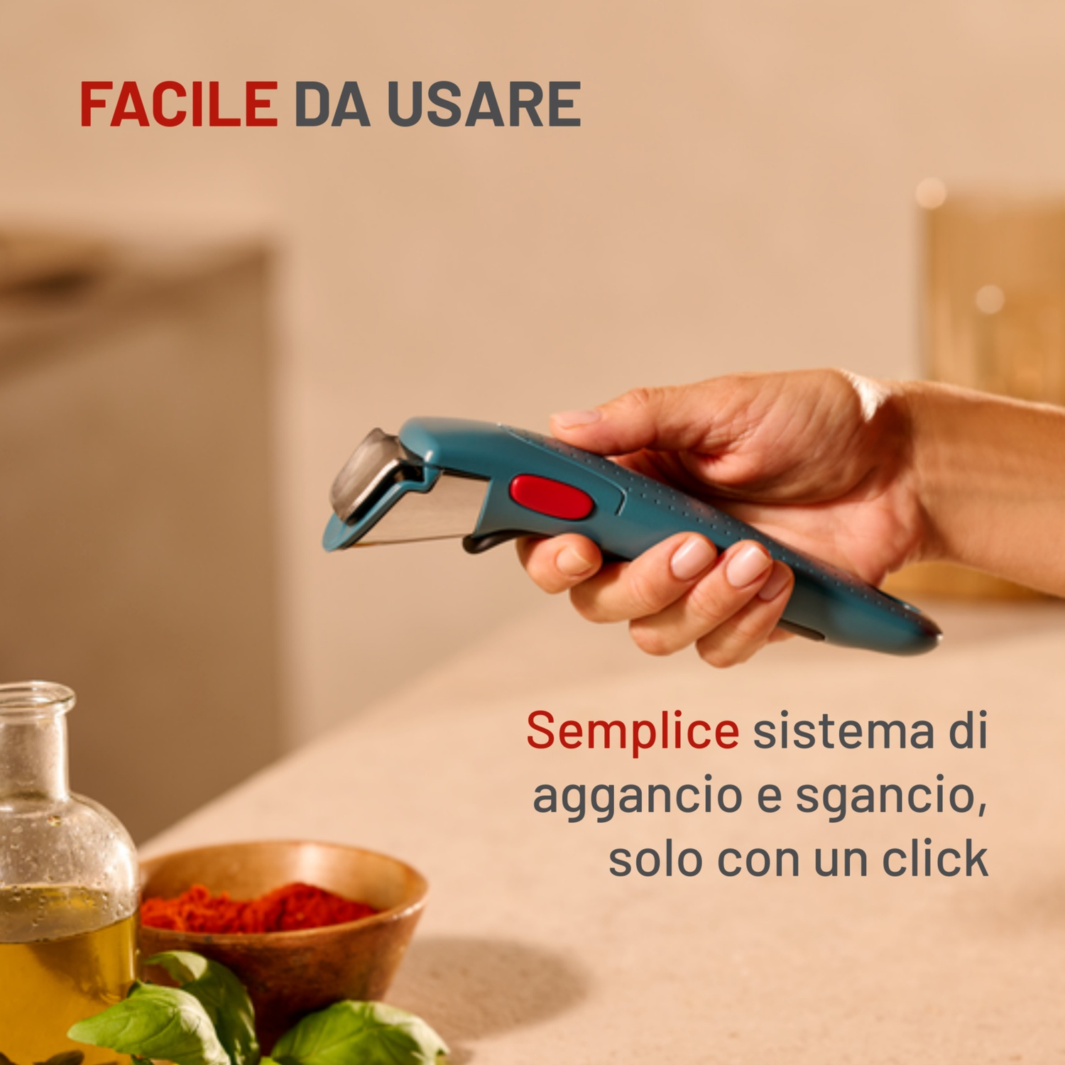 Una mano tiene in mano un utensile da cucina verde acqua e rosso. Il testo dice 'Facile da usare'. Sotto, il testo dice: 'Semplice sistema di aggancio e sgancio, con un solo clic'.