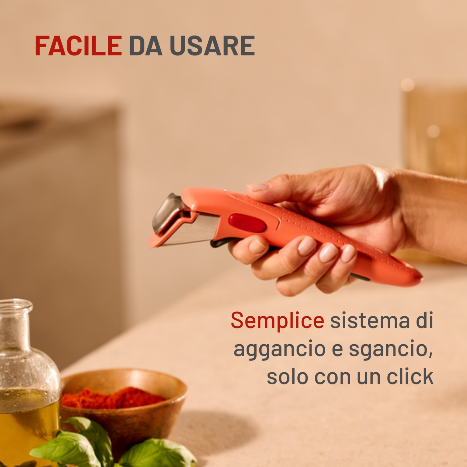 Una persona tiene in mano un utensile da cucina arancione. In primo piano ci sono olio d'oliva, basilico e paprika.