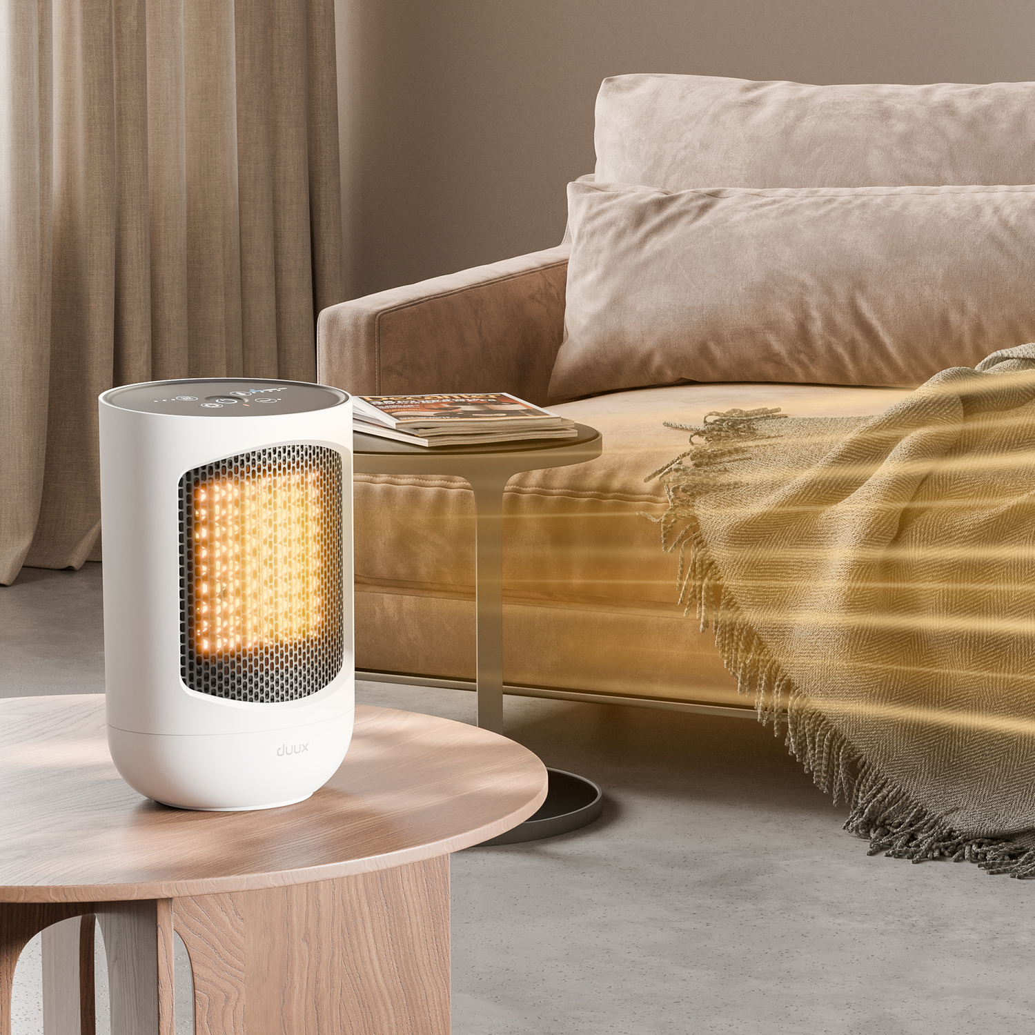 Een witte elektrische kachel op een houten tafel. Een bank met een deken en tijdschriften op de achtergrond. Beige gordijnen.