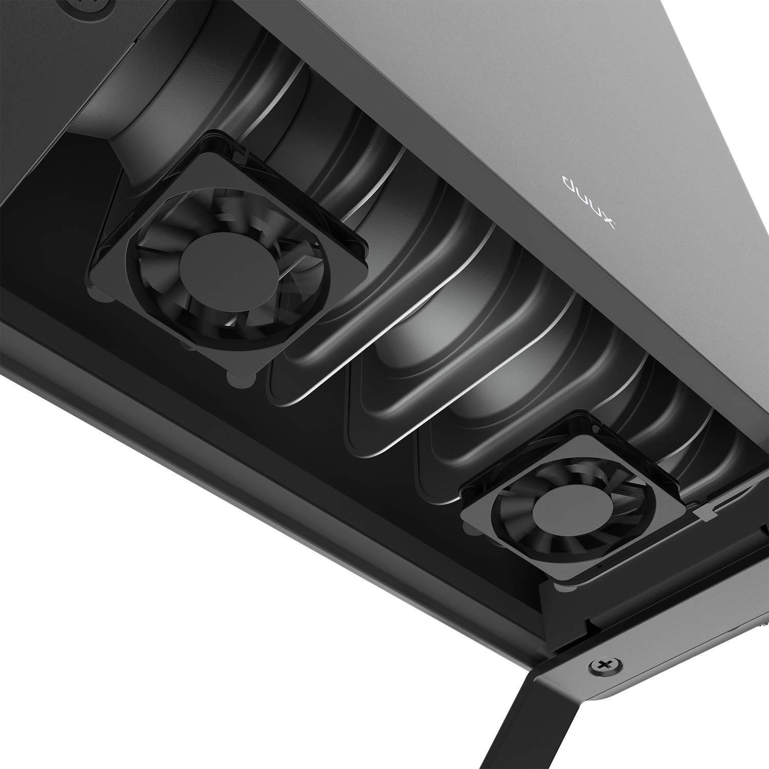 Close-up van de binnenkant van een apparaat, met twee zwarte ventilatoren, een geribbelde structuur en het 'duux'-logo. Grijze en zwarte tinten domineren.