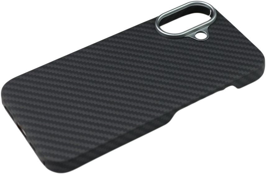 Egy fekete szénszálas telefontok fehér felületen. Ezüst kamera gyűrűje van, és a néző felé van döntve.