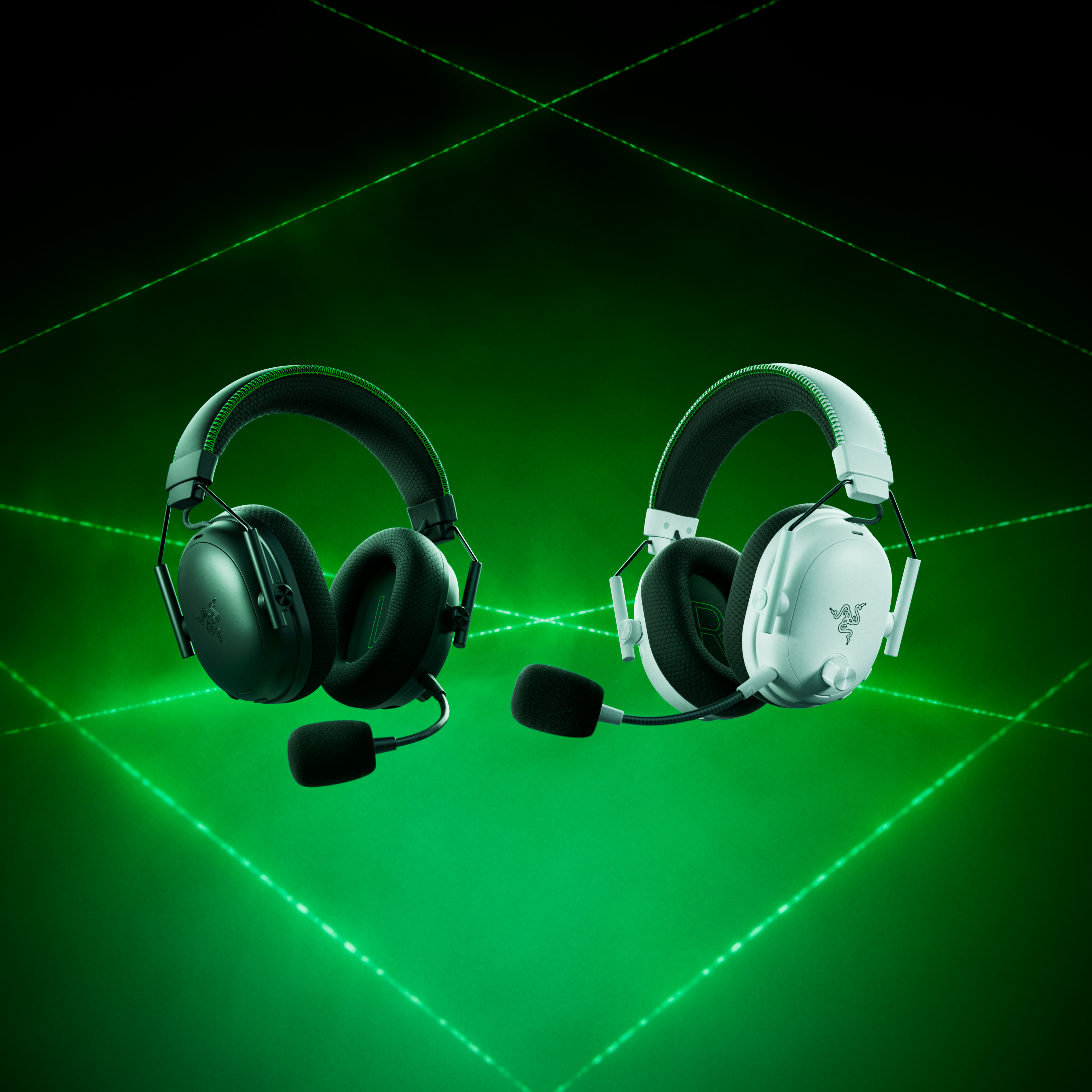 Zwei Gaming-Headsets, schwarz und weiß, mit Mikrofonen, auf grünem Hintergrund mit grünen Laserlinien.