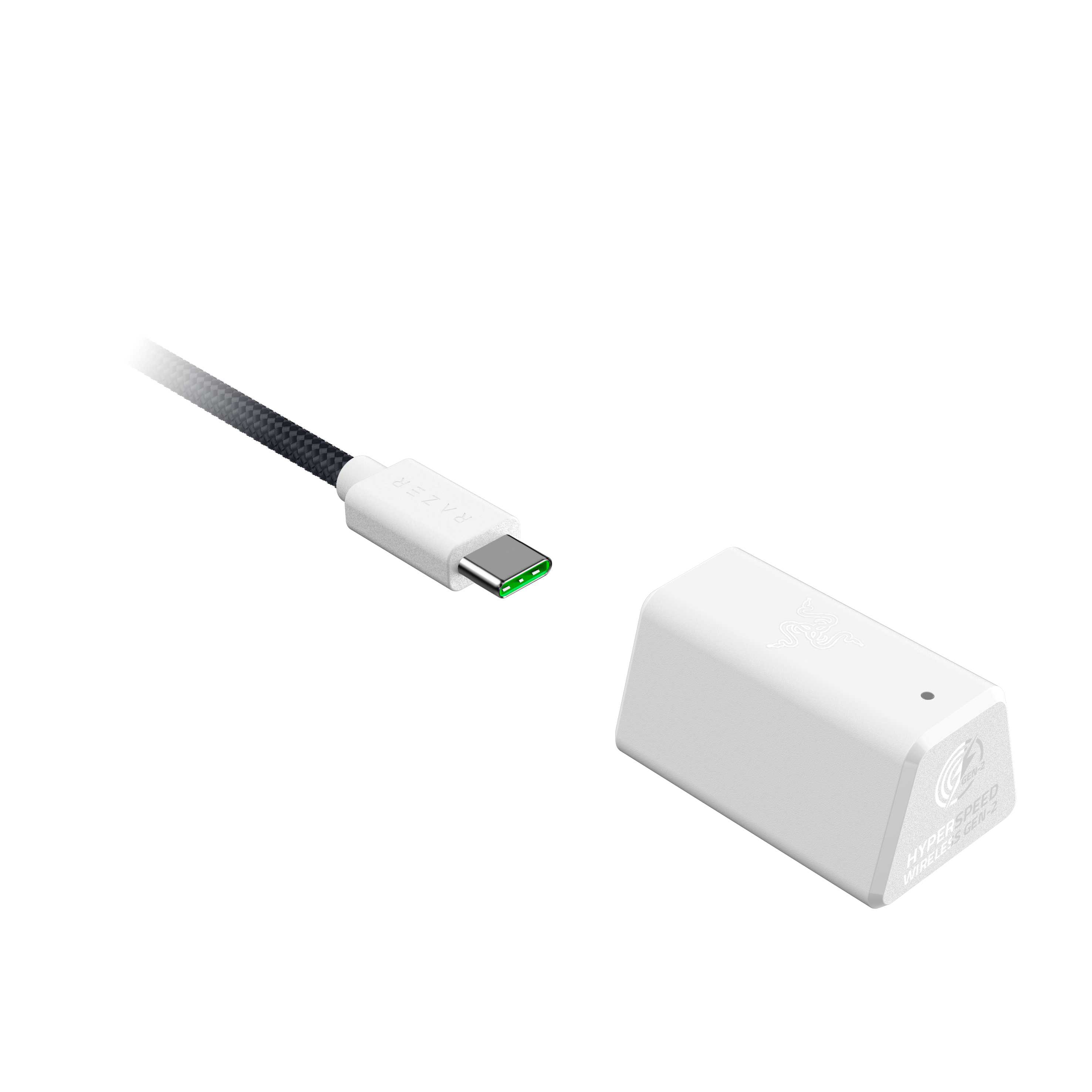 Ein weißes Razer-Gerät und ein USB-C-Kabel. Das Kabel hat ein schwarz-weißes geflochtenes Design und grün im Stecker.