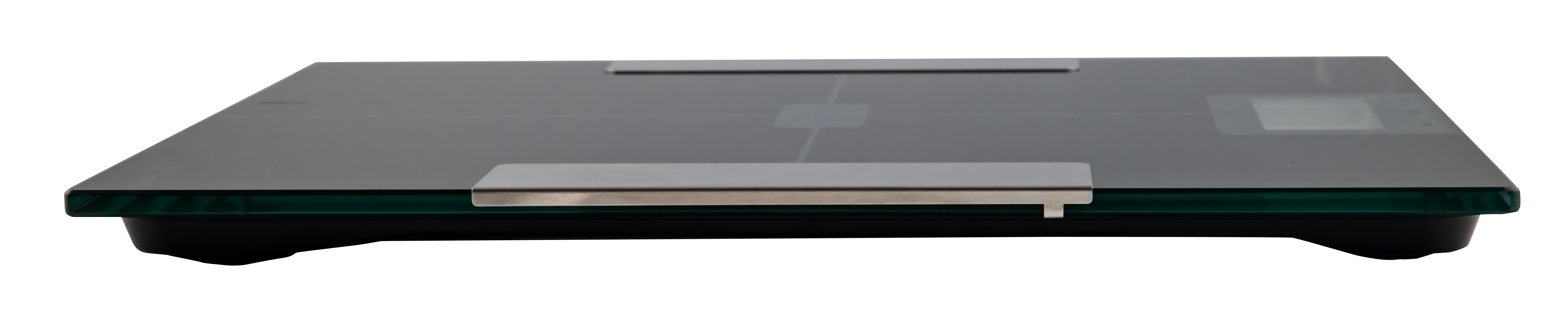 Waga z szklanym blatem i srebrnymi akcentami. Podstawa jest czarna. Tło jest również czarne.