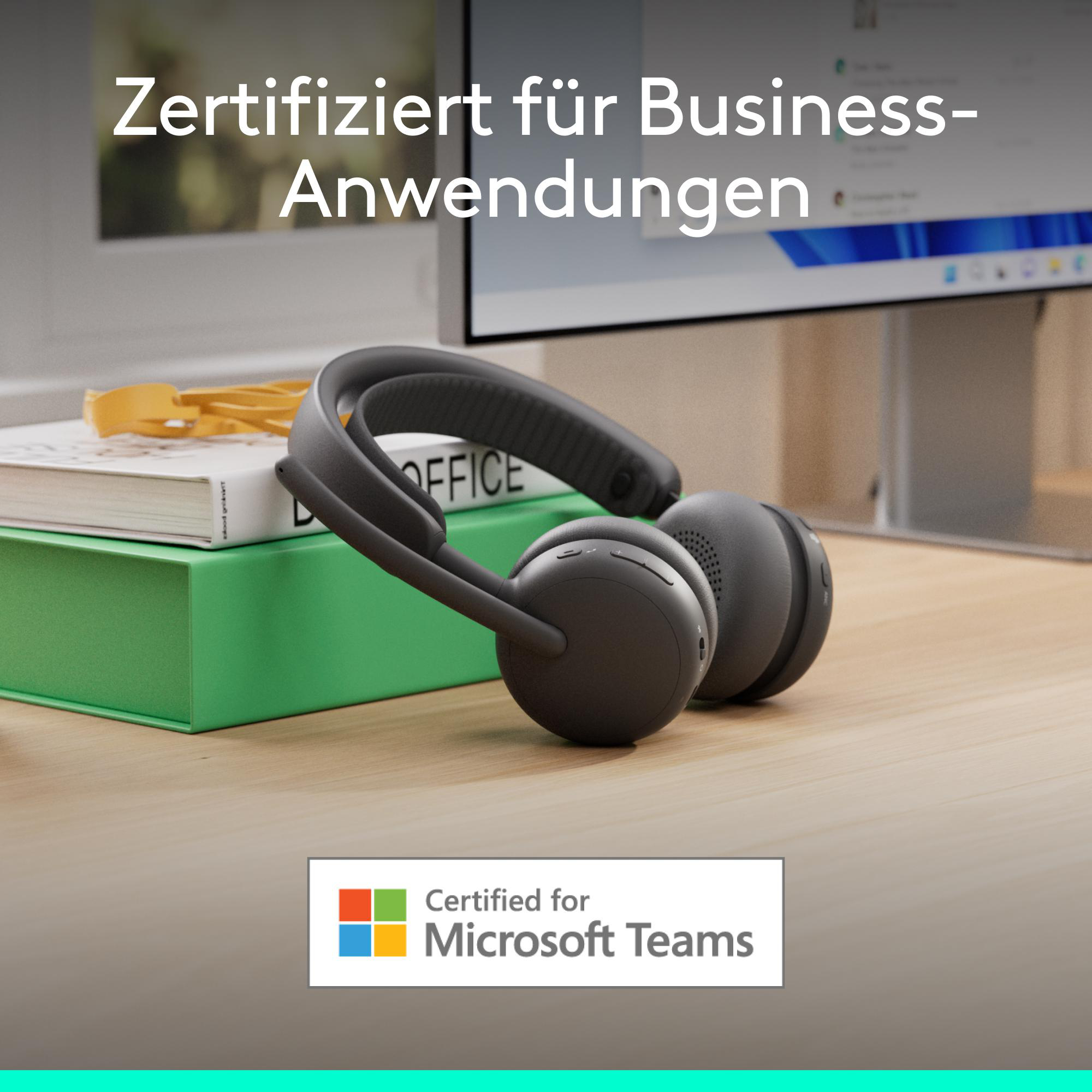 Kopfhörer auf einem Schreibtisch mit Monitor im Hintergrund. Text: Zertifiziert für Business-Anwendungen.