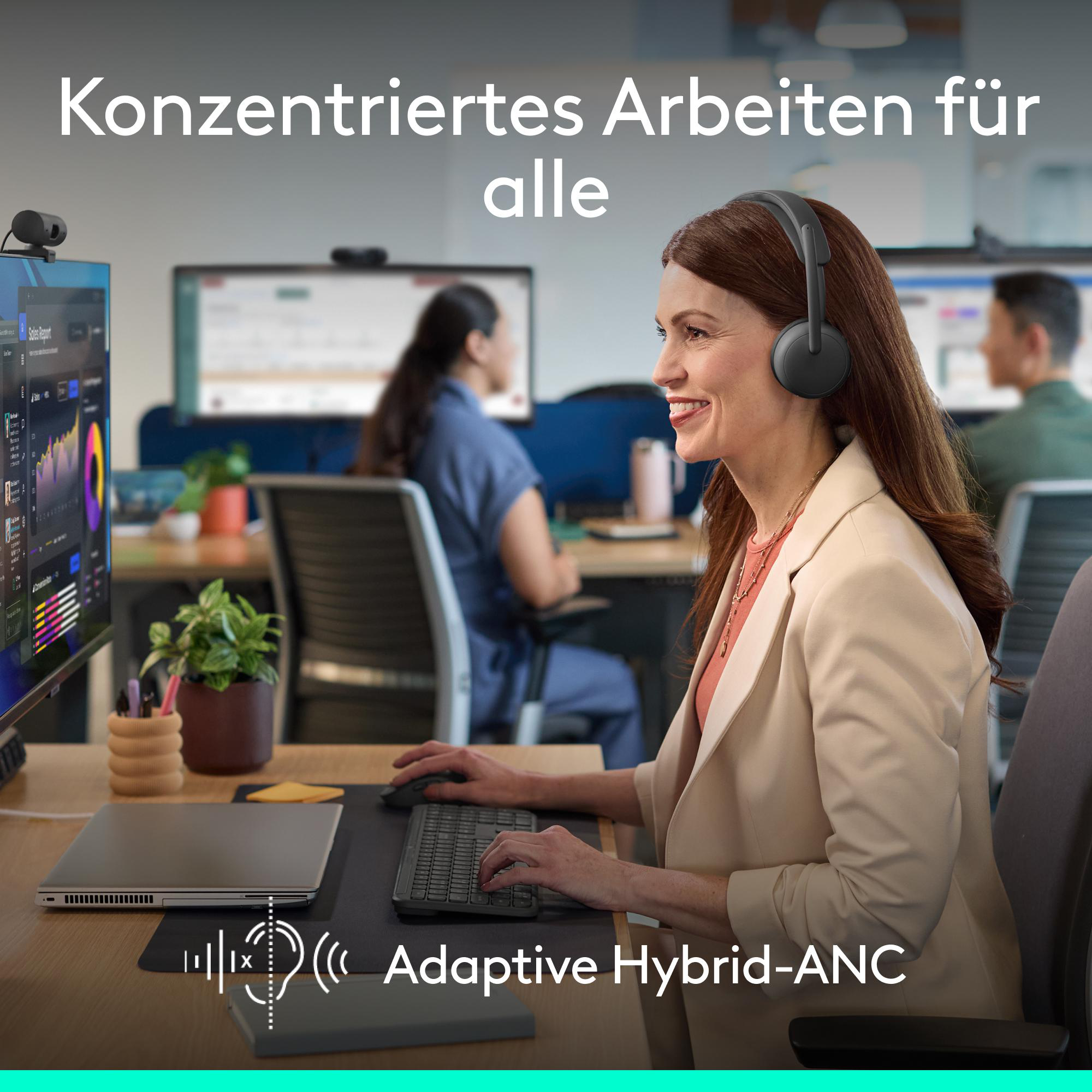 Frau mit Kopfhörern, die an einem Computer arbeitet. Andere arbeiten im Hintergrund. Der Text lautet Adaptive Hybrid-ANC.