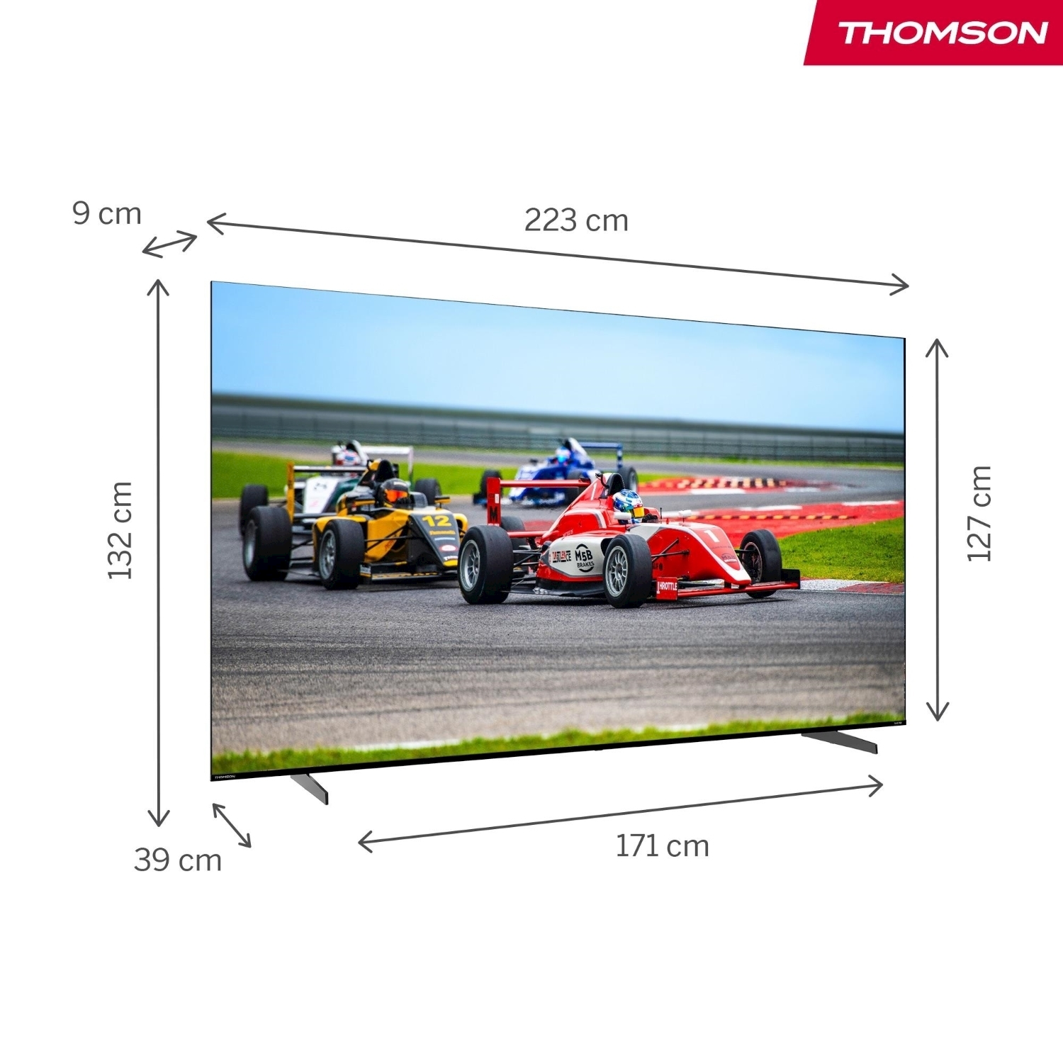 Un televisore Thomson mostra auto da corsa su una pista. Il televisore ha le dimensioni indicate: 223 cm di larghezza, 127 cm di altezza. Un logo Thomson si trova in alto a destra.