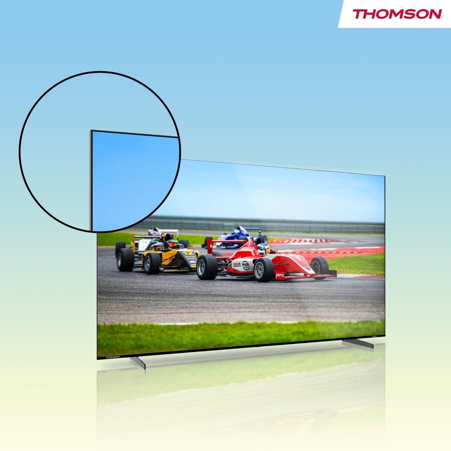 Un televisore Thomson mostra una gara con auto di formula. Una vista dettagliata evidenzia il bordo dello schermo. Il cielo è blu.
