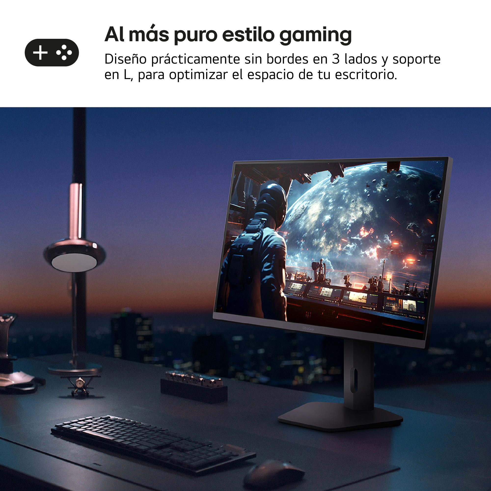 Un monitor muestra una escena espacial. Un teclado, un ratón y una lámpara de escritorio sobre un escritorio oscuro. Luces de la ciudad al fondo.