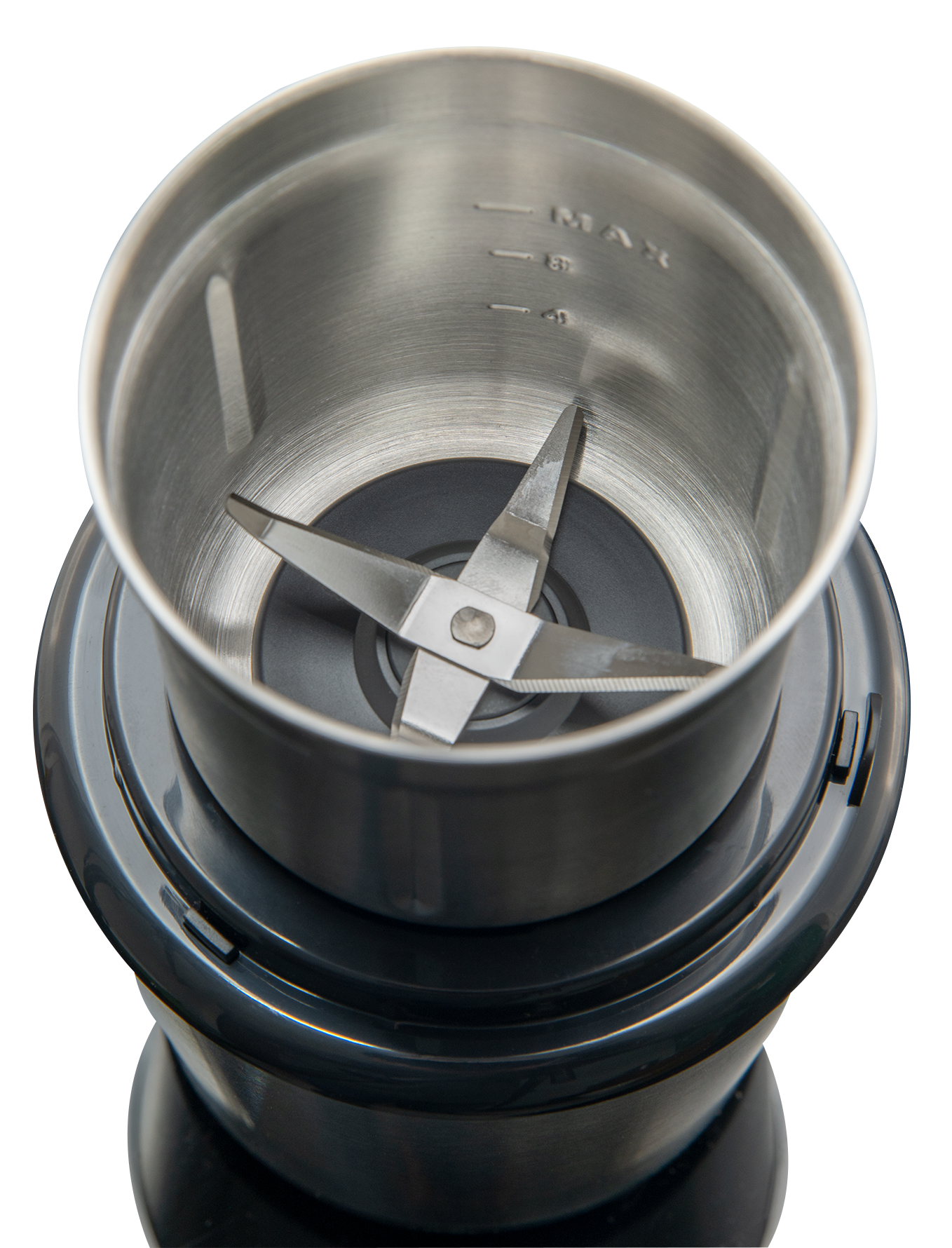 Zbliżenie młynka do kawy. Komora mielenia ze stali nierdzewnej zawiera ostrza. Młynek stoi na czarnej podstawie.