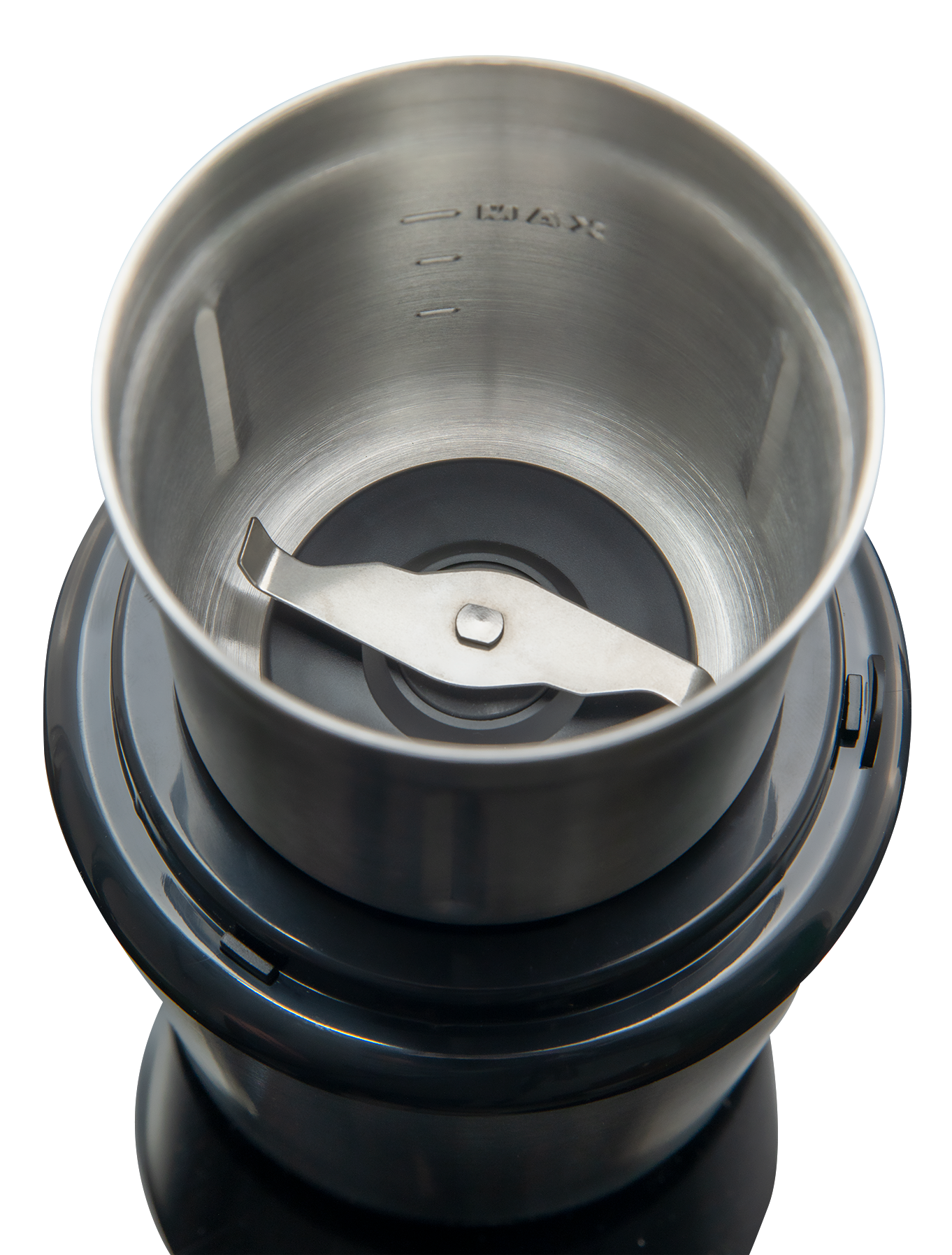 Zbliżenie młynka do kawy. Miska ze stali nierdzewnej ma ostrze pośrodku. Podstawa jest ciemnoszara, na czarnym tle.